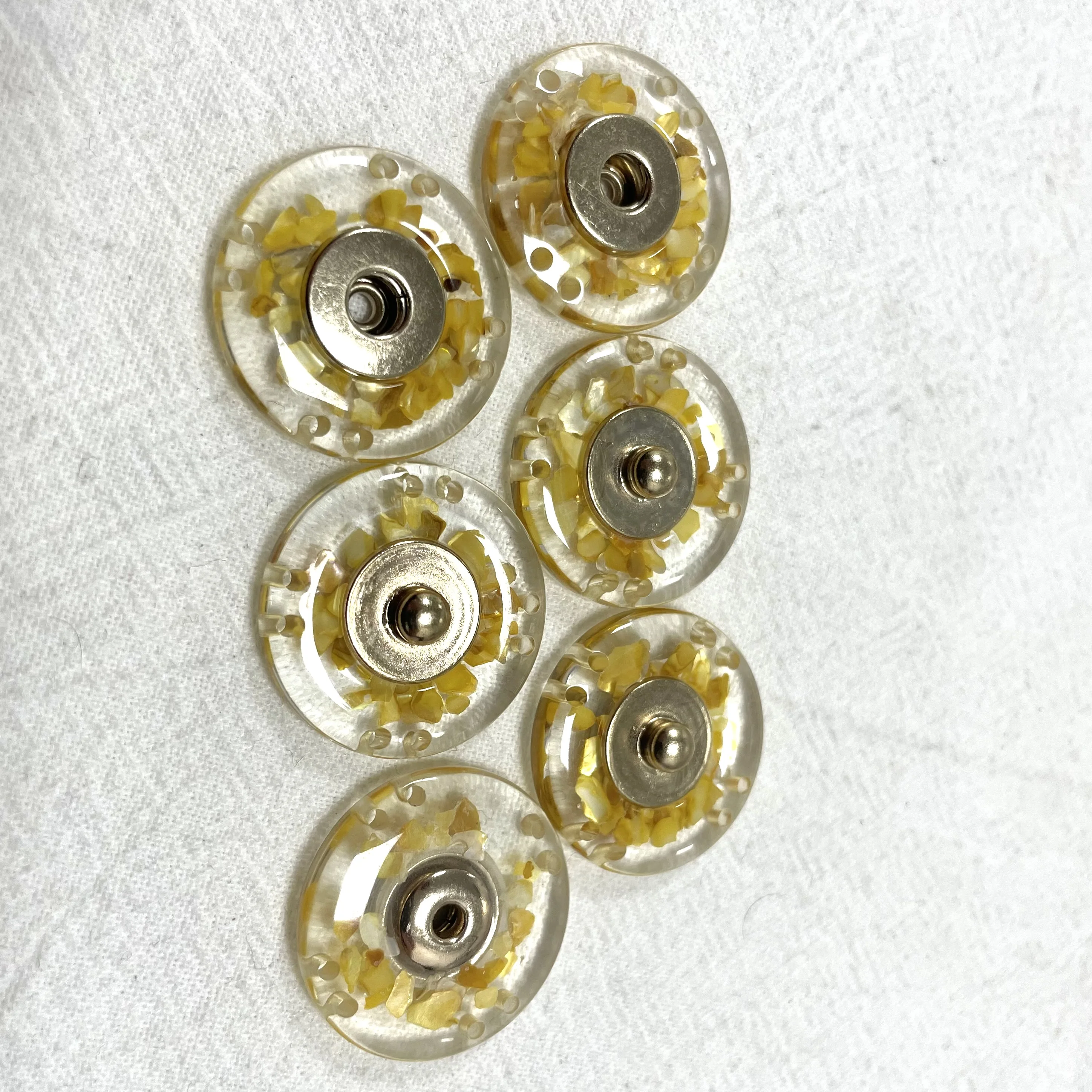 Fancy 2023 new designed press button yellow and pearl color press snap button for clothing
