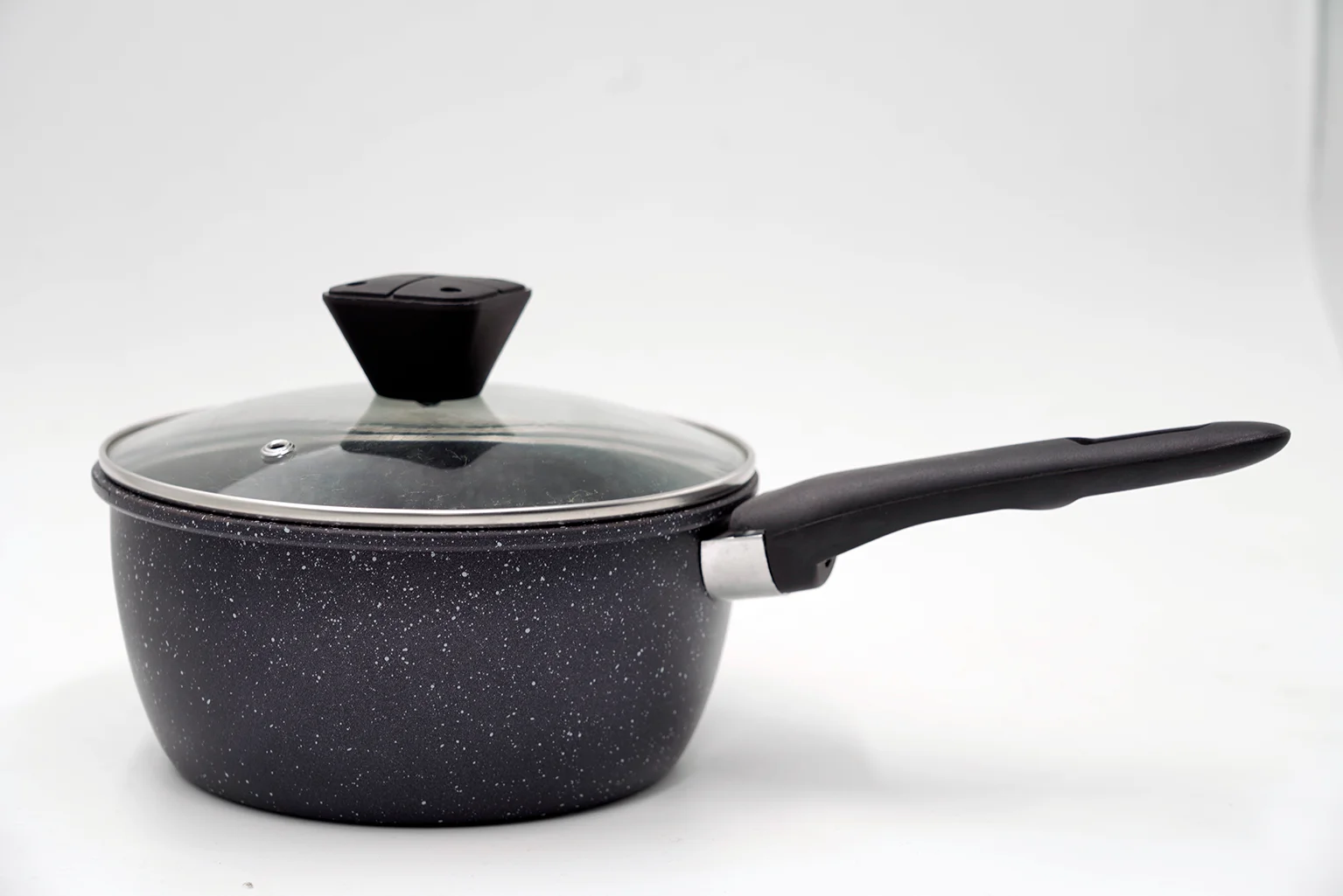 7-Piece Sustainable Iron Cookware Set Non-Stick Coating Fry Pans Bakelite Handles Induction Bottom Kitchen Use Food Preparation