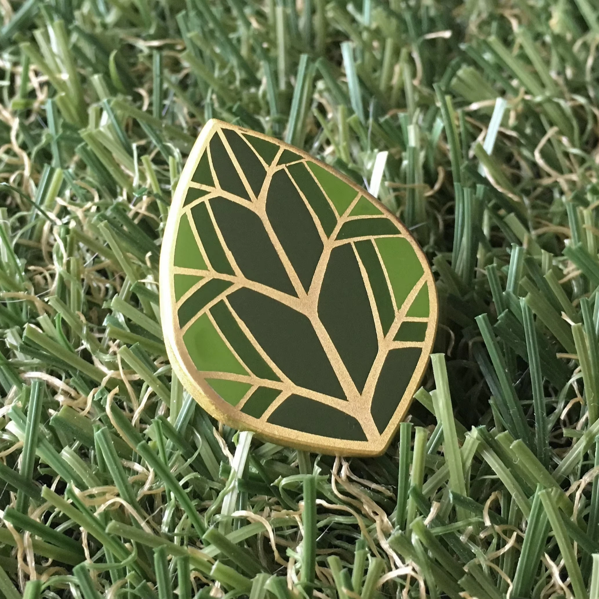 Creative high quality plants green metal crafts brooch lapel pins custom fashion clothing badge hard soft enamel pin leaves