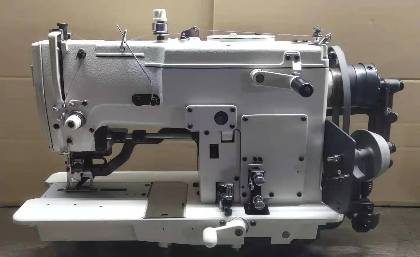 QS-781DSW Direct Drive Flat Head Key Hole Straight Eyelet Button Holing Industrial Sewing Machine