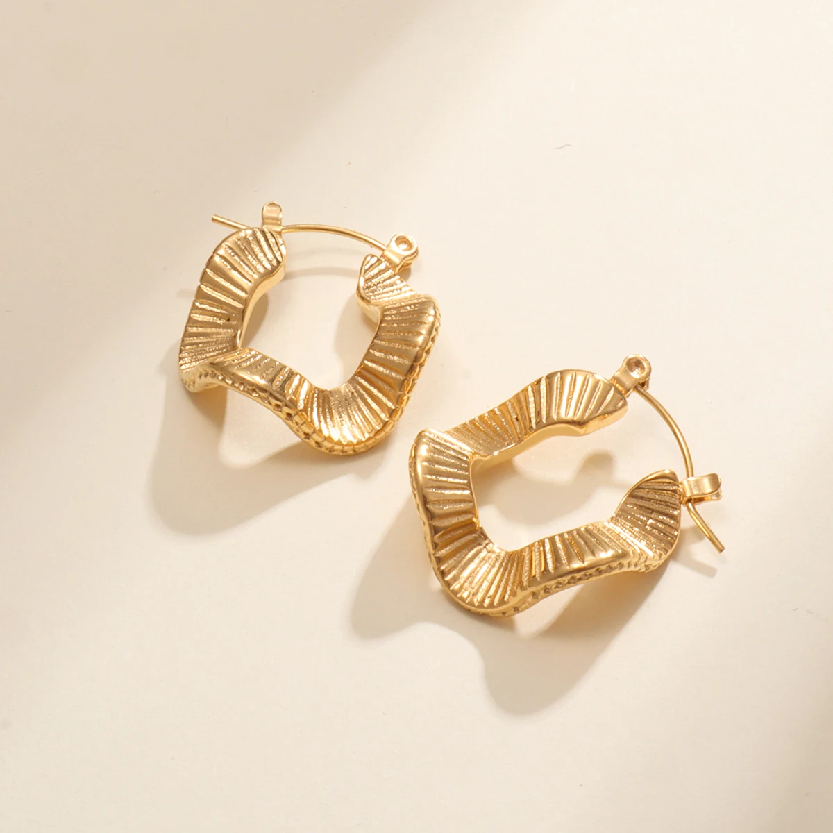 Hypoallergenic 18K Gold Plated Stainless Steel Circle Earrings Women Jewelry Creative Unique Wavy Shaped Hoop Earring Waterproof