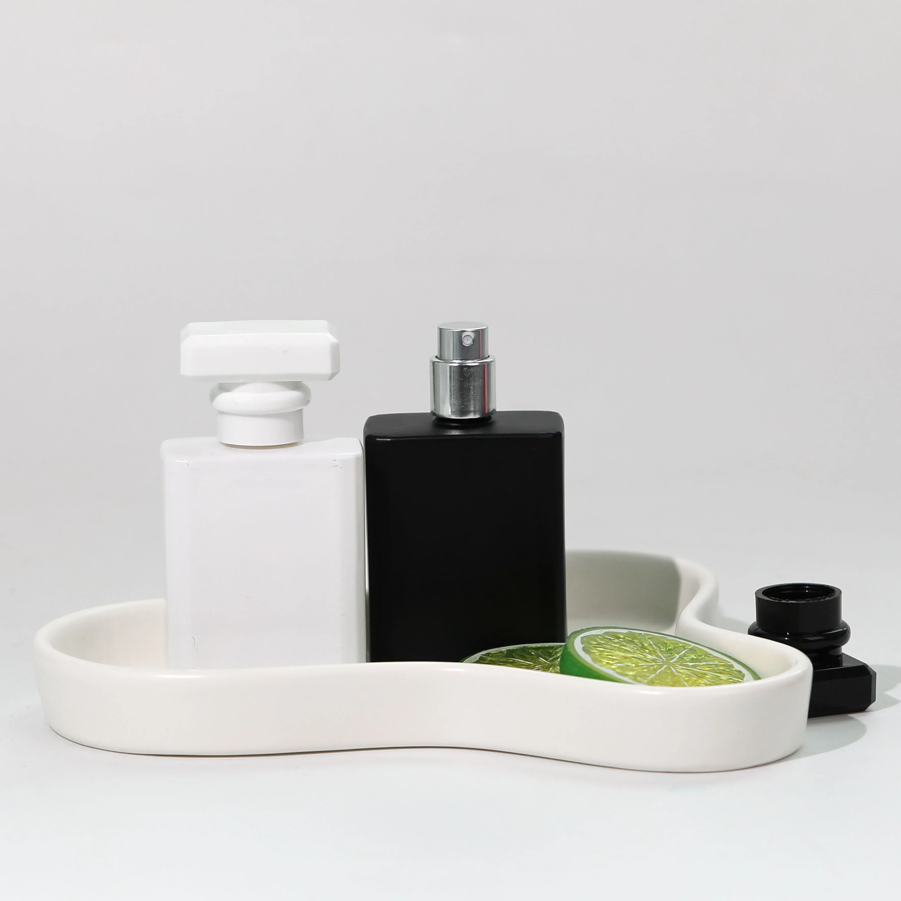 In Stock Black Clear White Square Glass Perfume Bottle 30 50 100Ml High Quality Luxury Beautiful Spray Glass Bottle