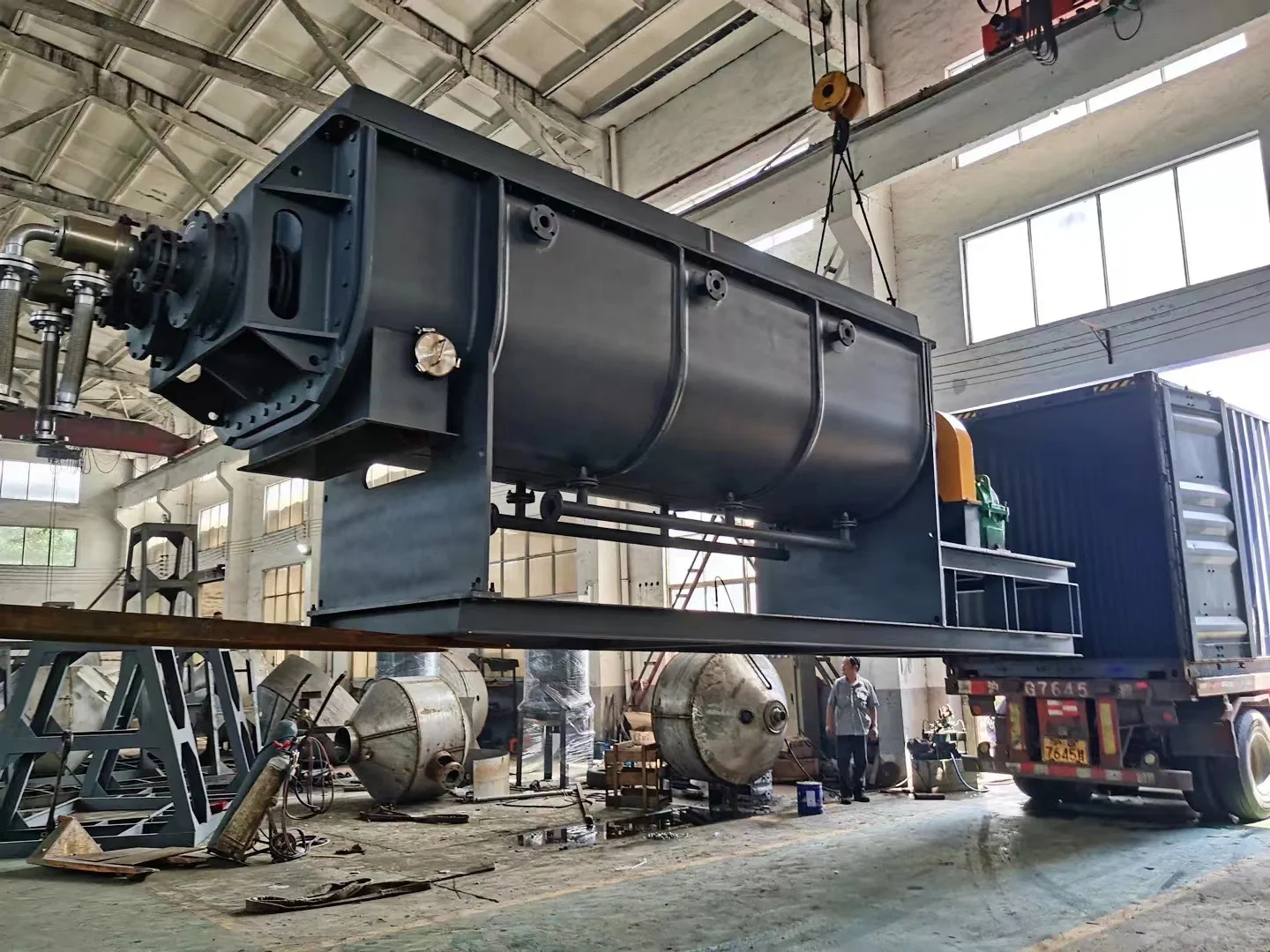 Horizontal steam hot oil solid waste sewage sludge dryer with low energy low temp from SenVen