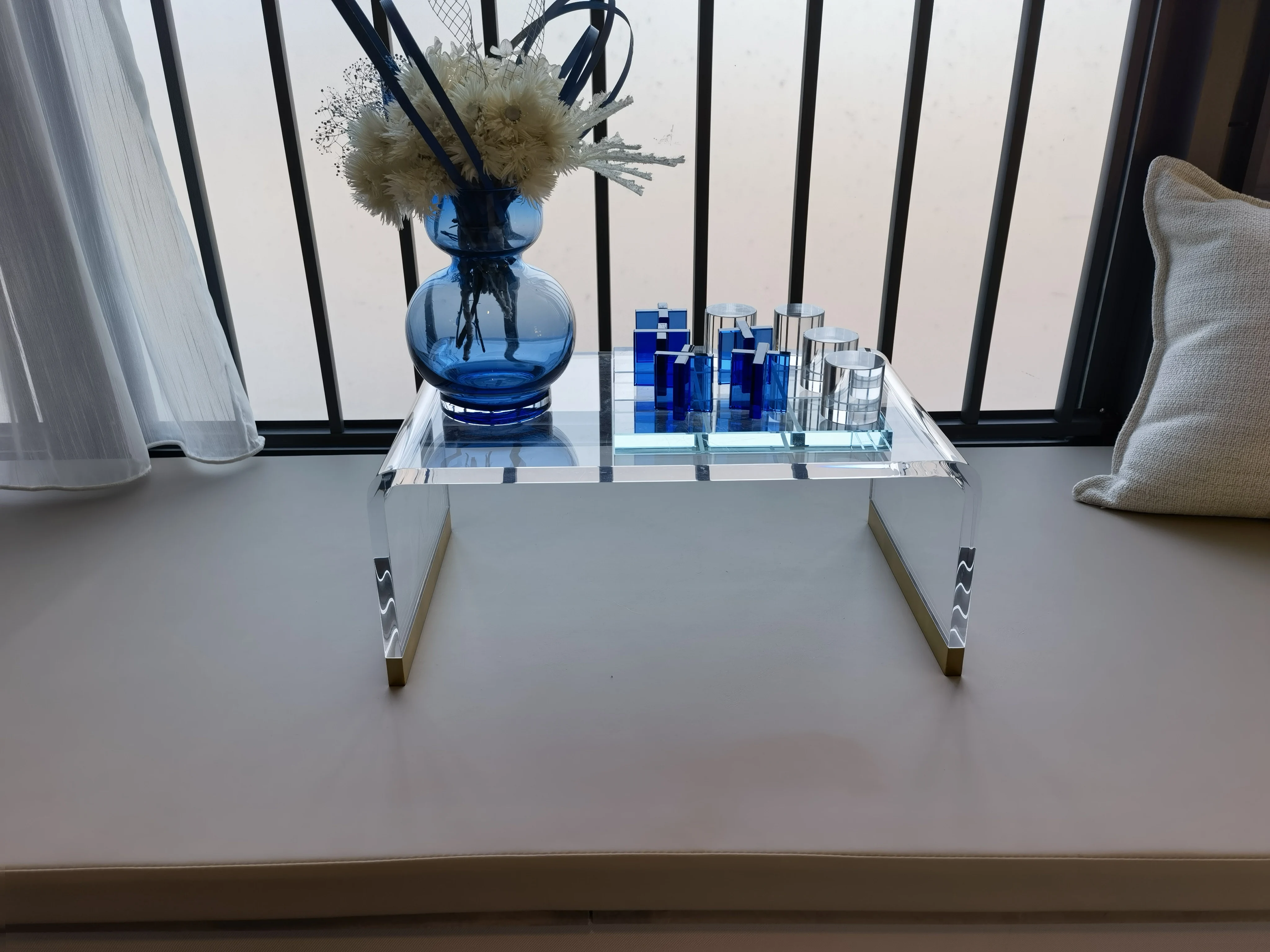 Acrylic display stand wholesale cosmetics display rack desktop product display stand organic plastic perfume demo stand