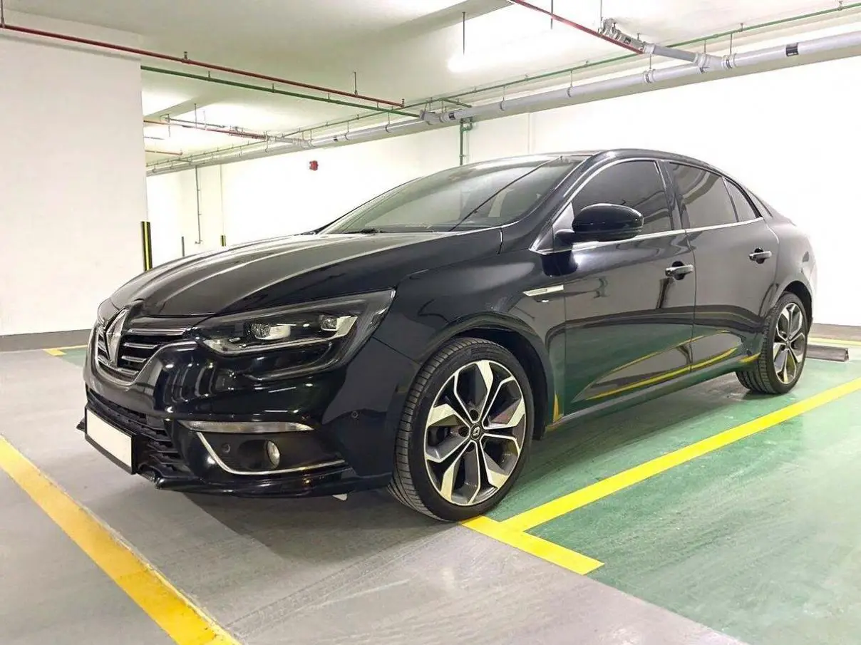 Б/у стильный Renault Megane 2.0L I4 готов к отправке
