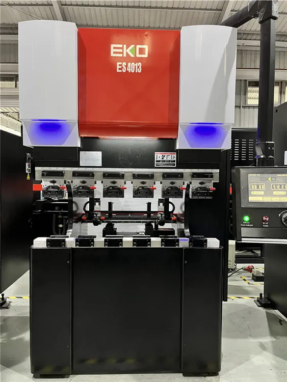 Manufacturer 2022 Latest Press Brake 40ton 1300mm Industry CNC Control Bending Machine for Sale