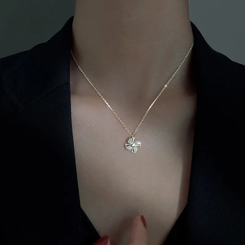 Korean version of the niche design high-grade titanium steel necklace female Joker does not fade hot girl temperament clavicle c