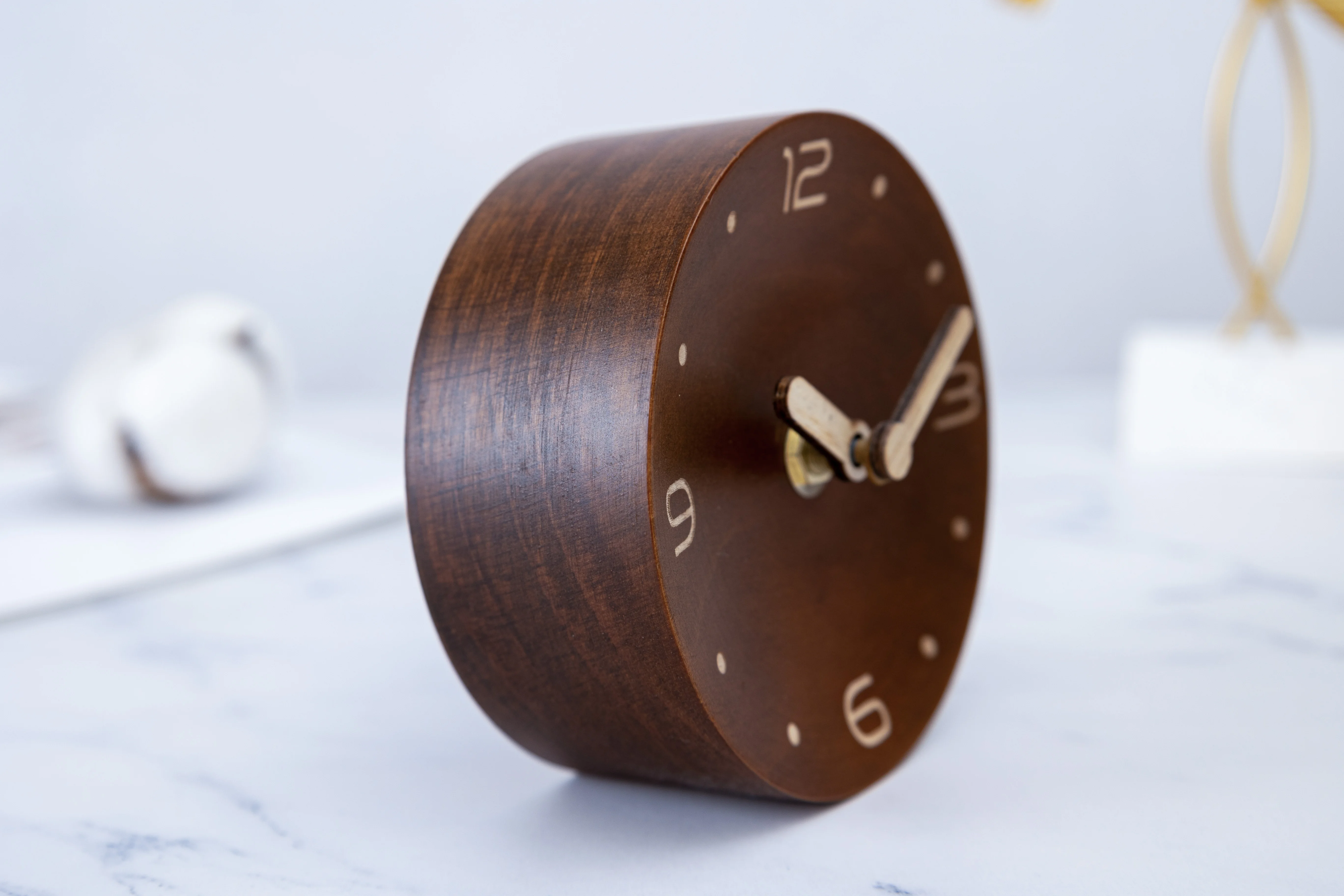 Creative new design wood material eco friendly home decor table desk clock