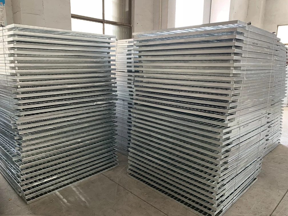 Широко используемая напольная решетка из нержавеющей стали 12x12 30x3 противоскользящая стальная гофрированной
