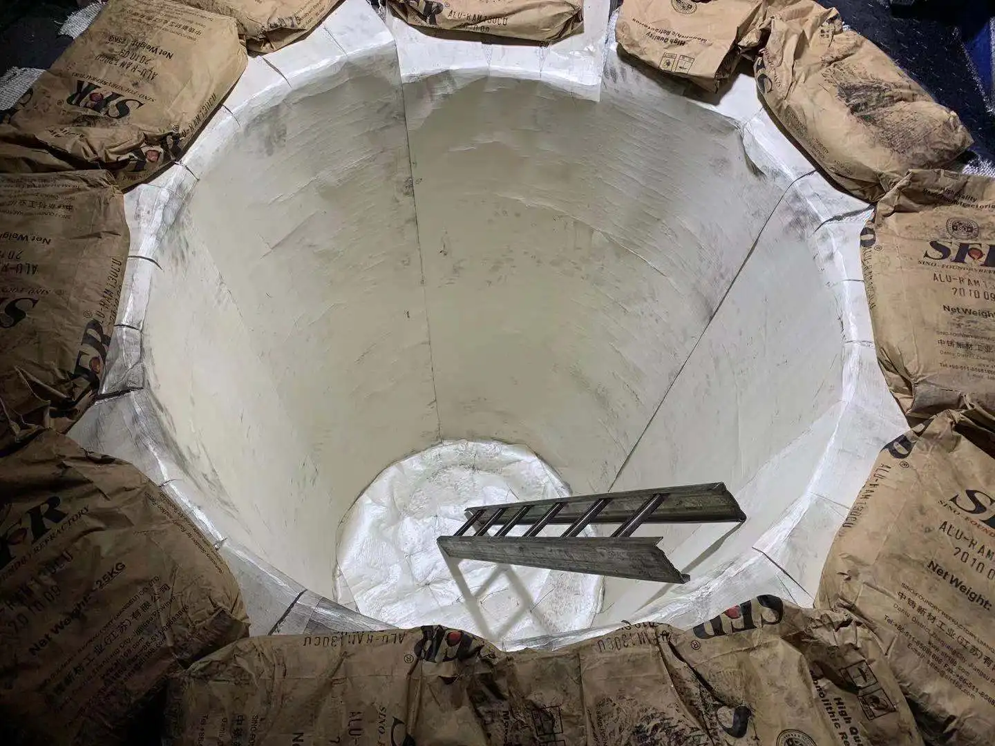 
ALU-RAM 130CU Refractory for non-ferrous alloy in coreless induction furnace for copper Melting and Holding 