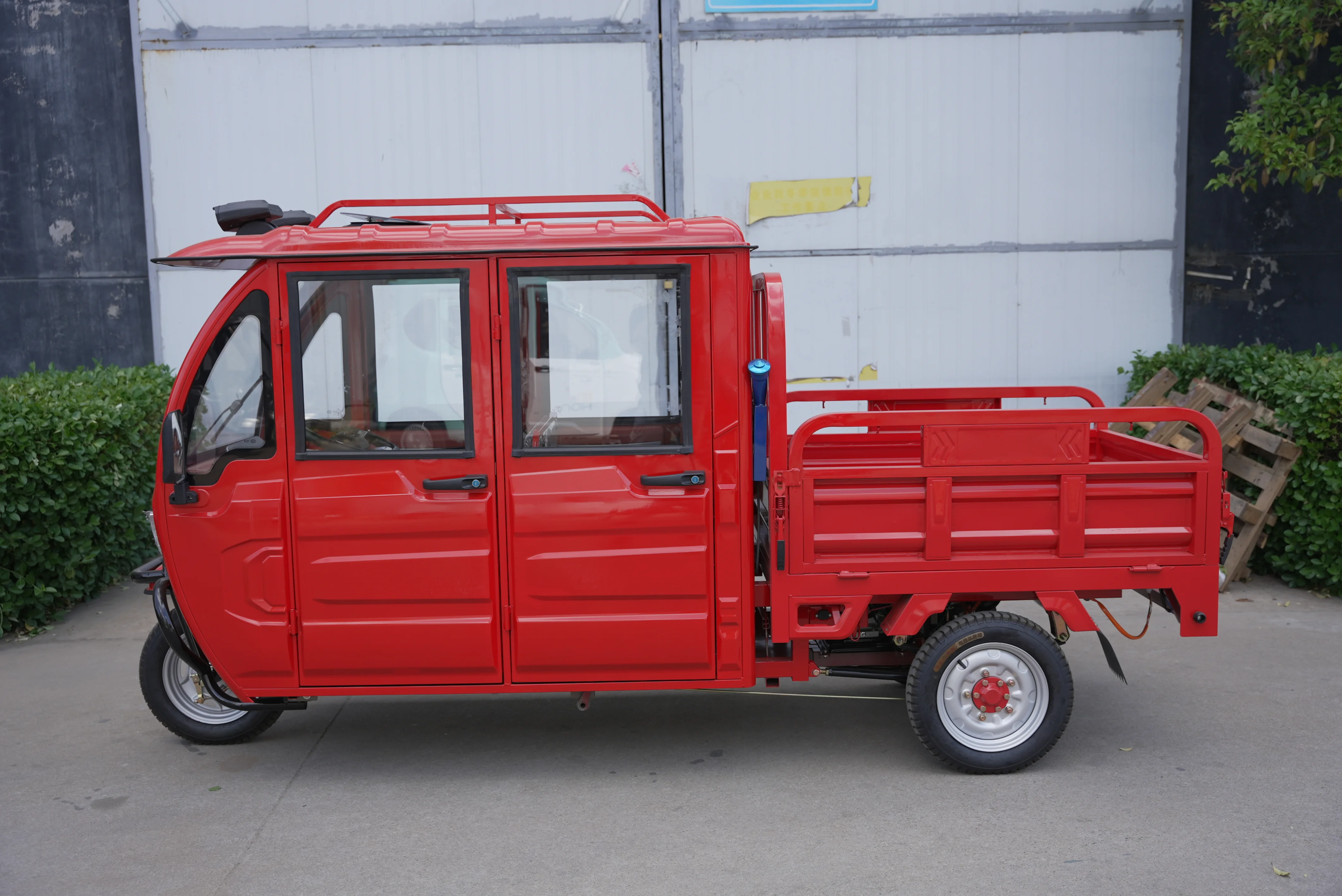 Closed Cabin Electric 3 Wheel Pickup Cars For Cargo Three Wheel Cargo Tricycle Electric Motorcycle Van