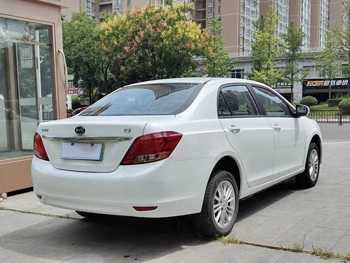 Подерженный автомобиль BYD E5 работающий в режиме онлайн с односкоростным чистым электрическим 2019 компактный