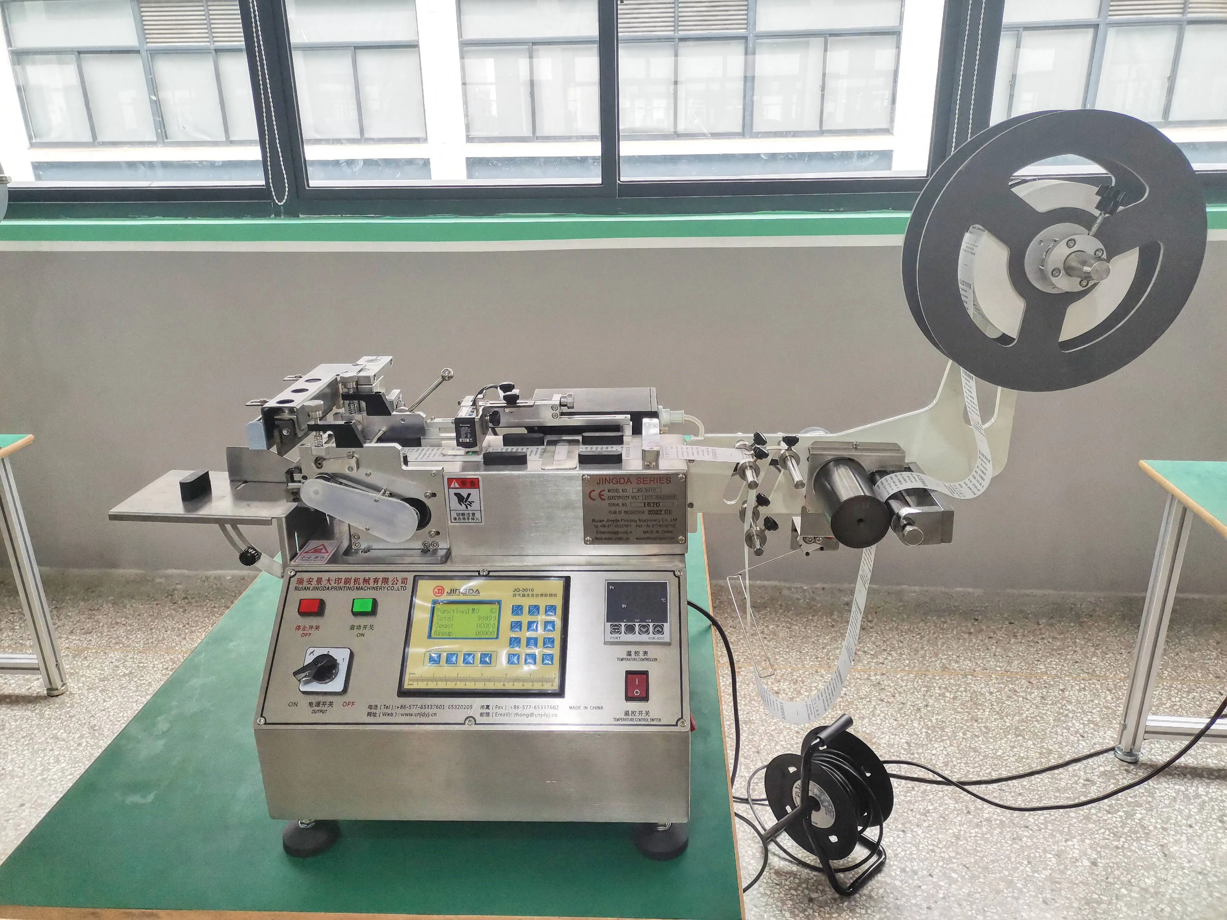 Good Quality Satin Ribbon Label Cutting Machine for Shoelace, Mask Ear Loop, Elastic Tape and Garment Wash Care Labels