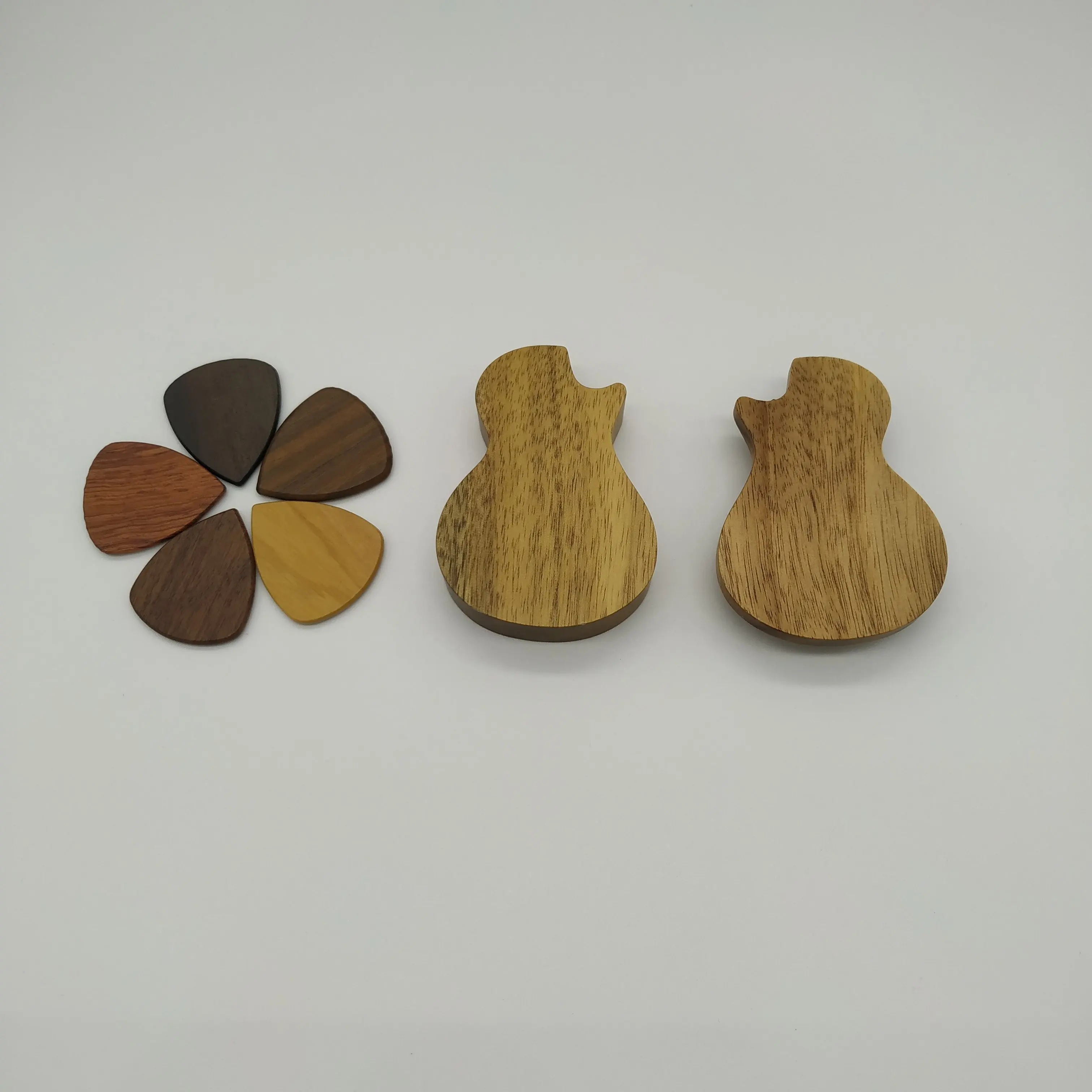 Factory direct sales can be customized logo   Acacia wooden Guitar pick box Solid wood production