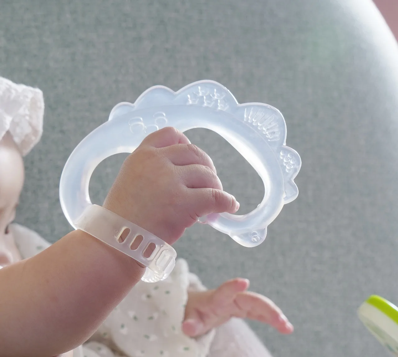 RK-N7022 BPA Free Silicone Dinosaur Shape Baby Teether Toy with Storage Case for 3 Months Above Infant Sore Gums Pain Relief