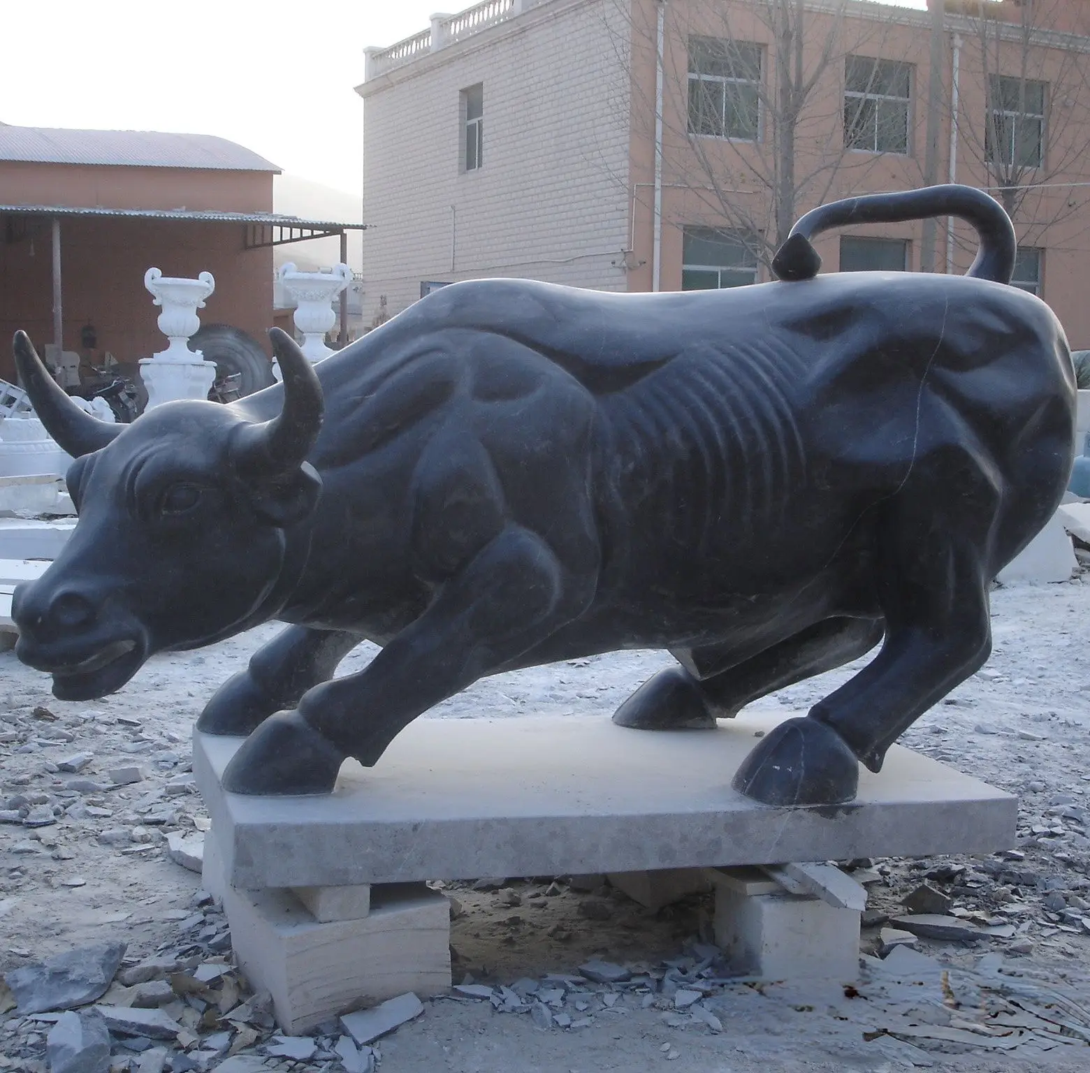 Factory hot selling handmade customized high-quality marble sculpture garden majestic gray marble cow sculpture