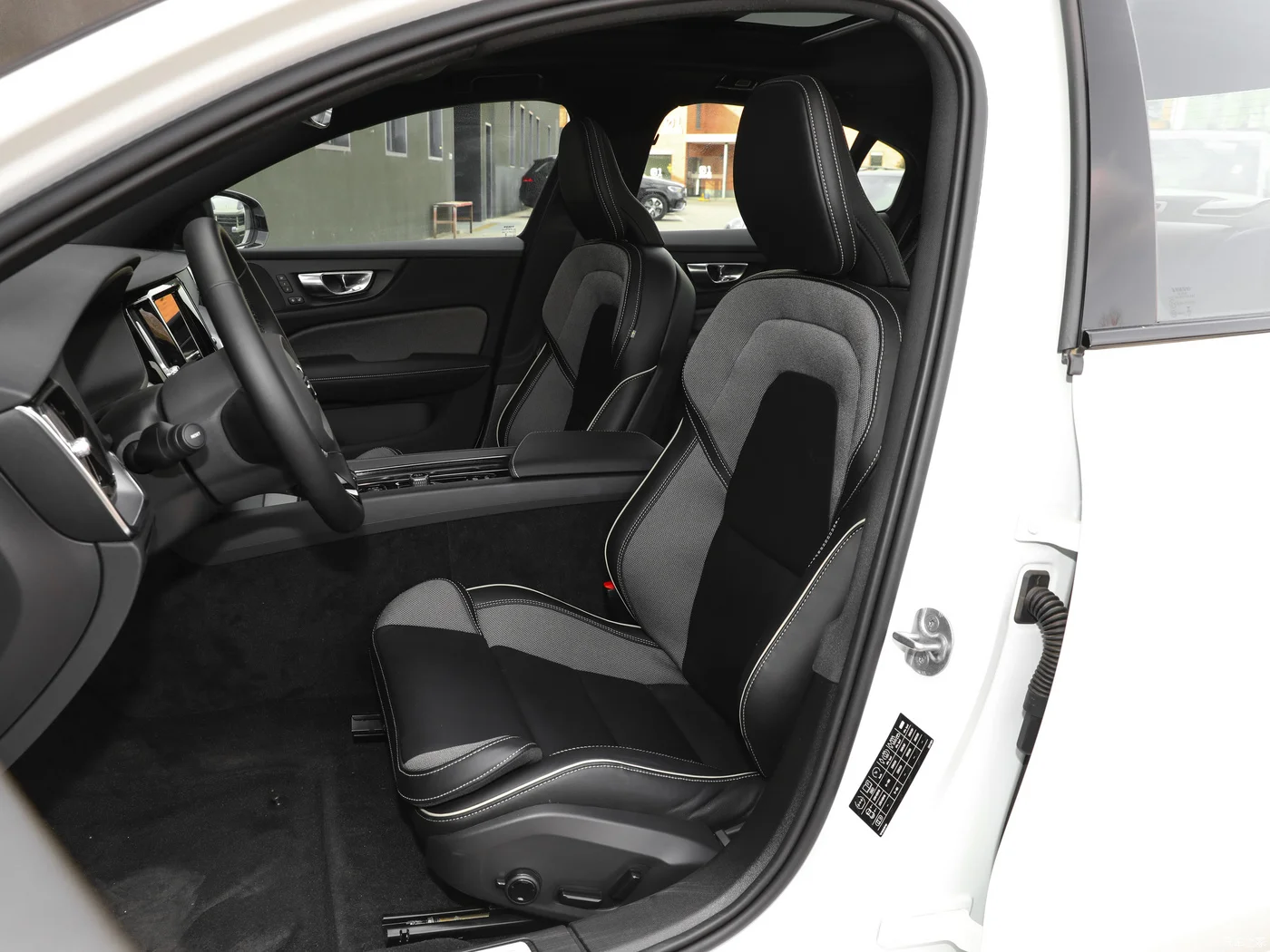 2024 Model B 4 Zhiyi Deluxe Edition New Arrival 48v Light Hybrid System Large Horsepower 197 L 4 Volvo S60 New/ second hand Car