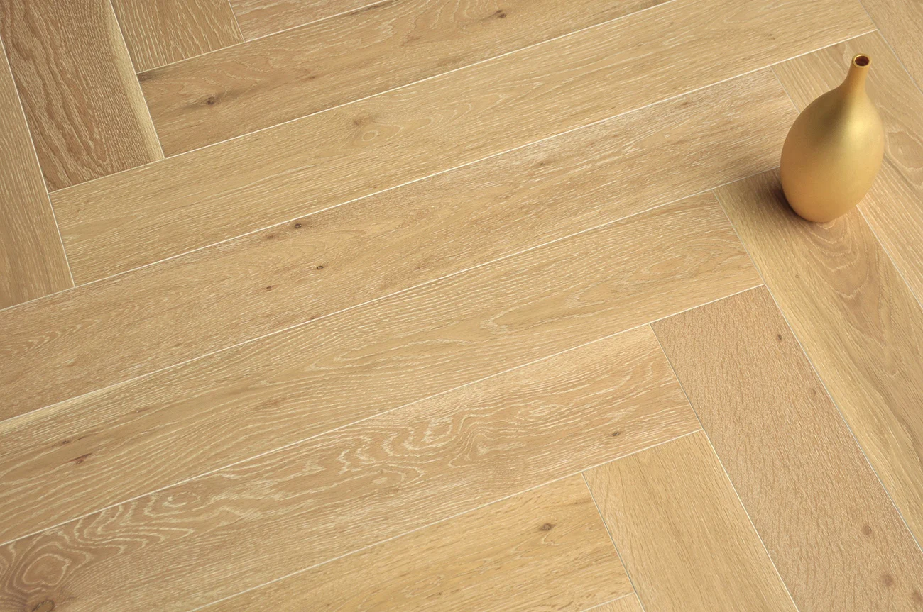 Hot selling light color European oak engineered wood flooring herringbone parquet wooden flooring