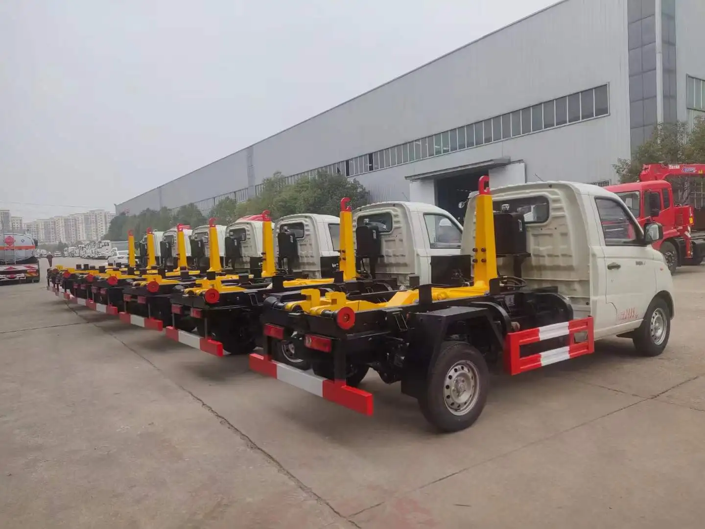 Dongfeng 5ton 8ton 10ton small Hooklifting Garbage Trucks, Roll off Truck price
