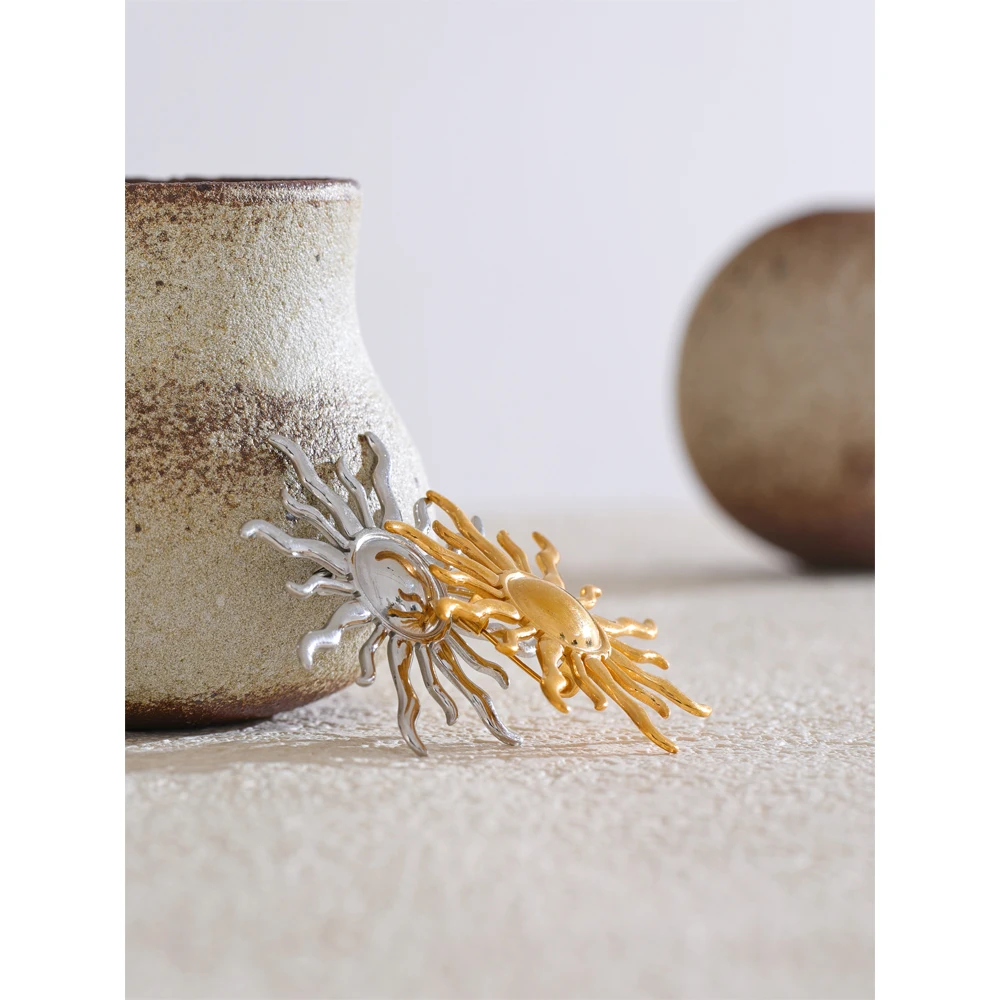 X&Y 4985 Hot Selling Solar Shape Stainless Steel Clothing Brooch Waterproof 18K Gold Brooch for Women Clothing Accessories