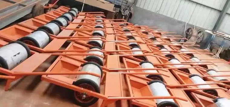 Машина для переработки стальных выстрелов собирает рассеянные стальные выстрелы