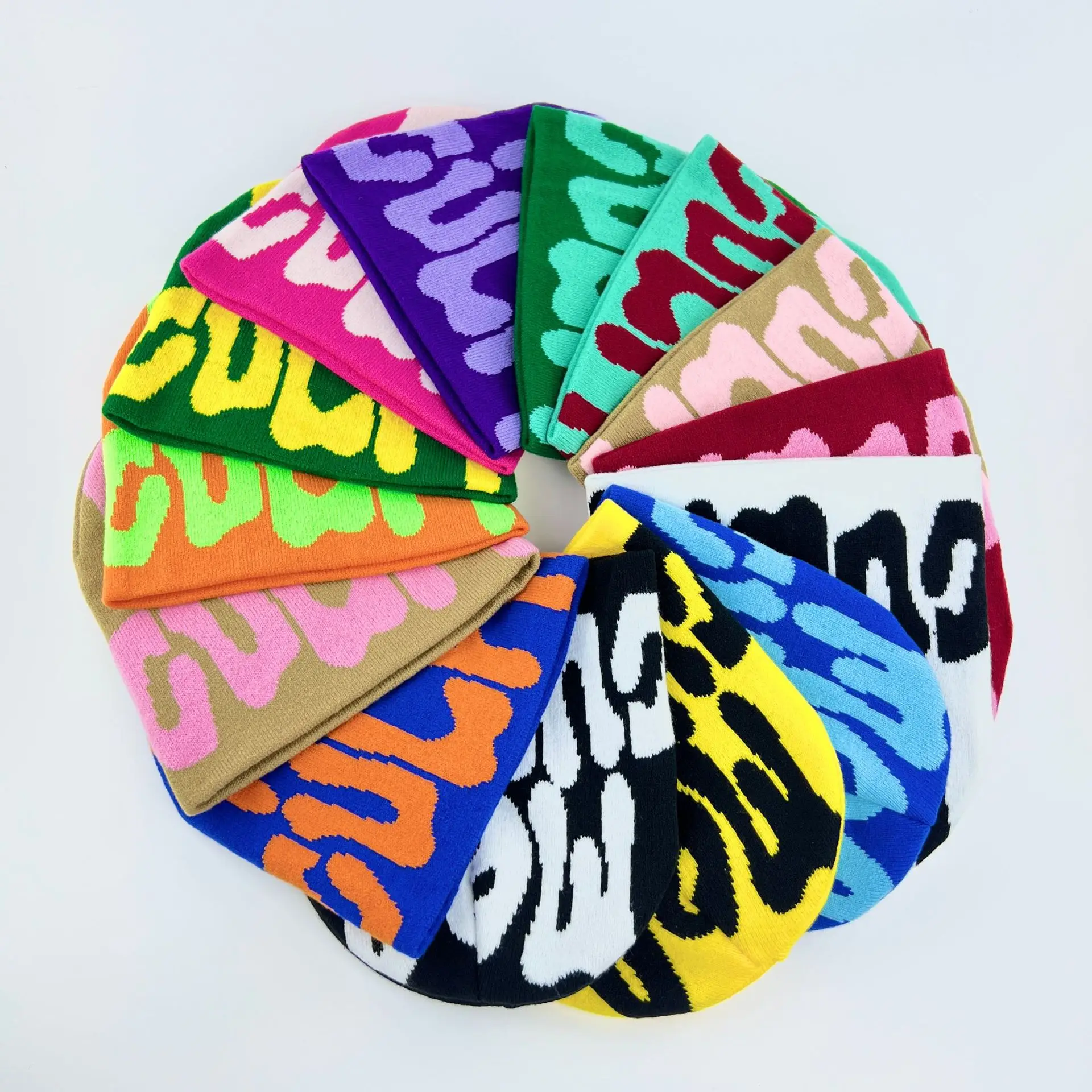 Шляпа из жаккарда с надписью