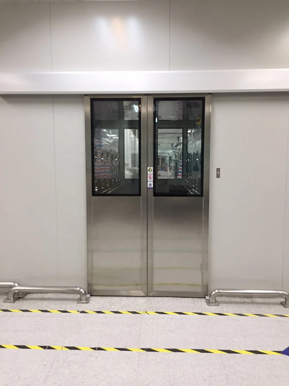 Automatic induction door person and cargo air showers