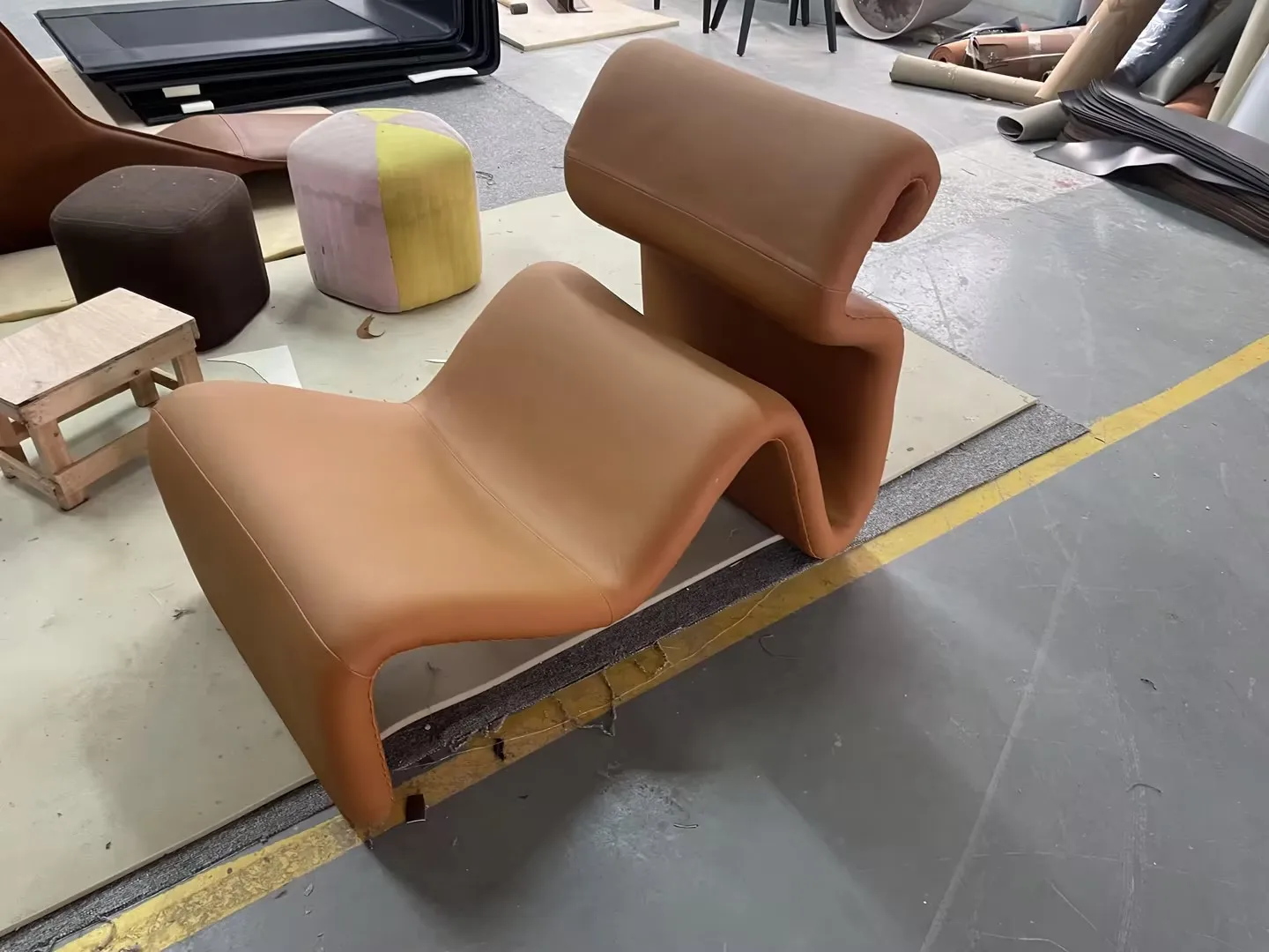 Italian design living room furniture Abstract line folding bending recliner Glass fiber  recliner chair Bring an Ottoman