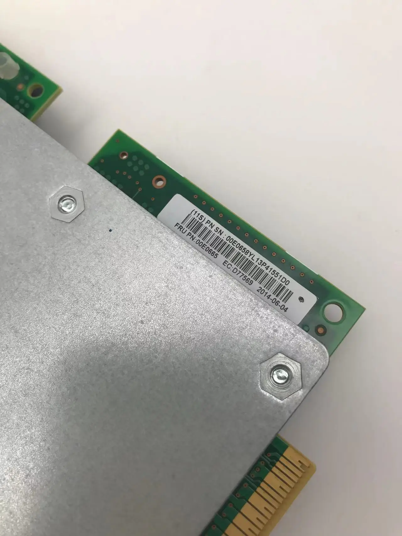 00E0665 D77569 PCI-E SAS 3Gb RAID контроллер хранения CCIN 2B4C Raid карта для серверной проводной продукции в наличии