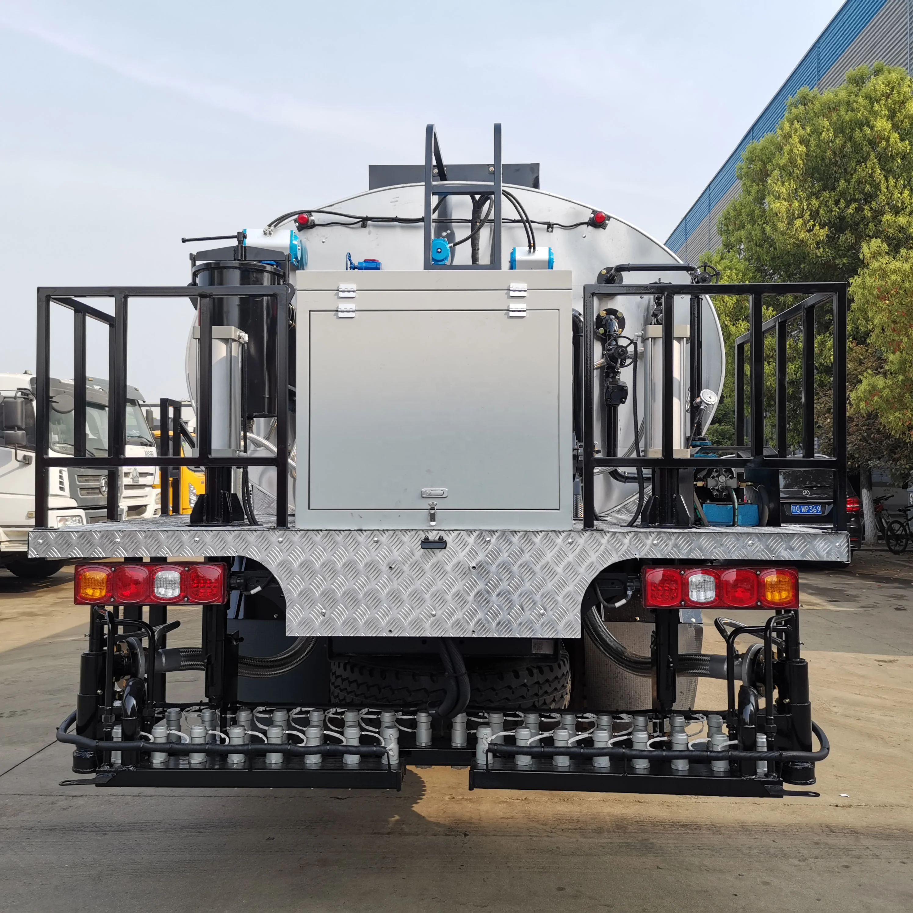 Hot sale Shacman L3000 8 tons to 10 tons Euro5 245hp Asphalt Truck Manufacturer asphalt Bitumen Sprayer Truck