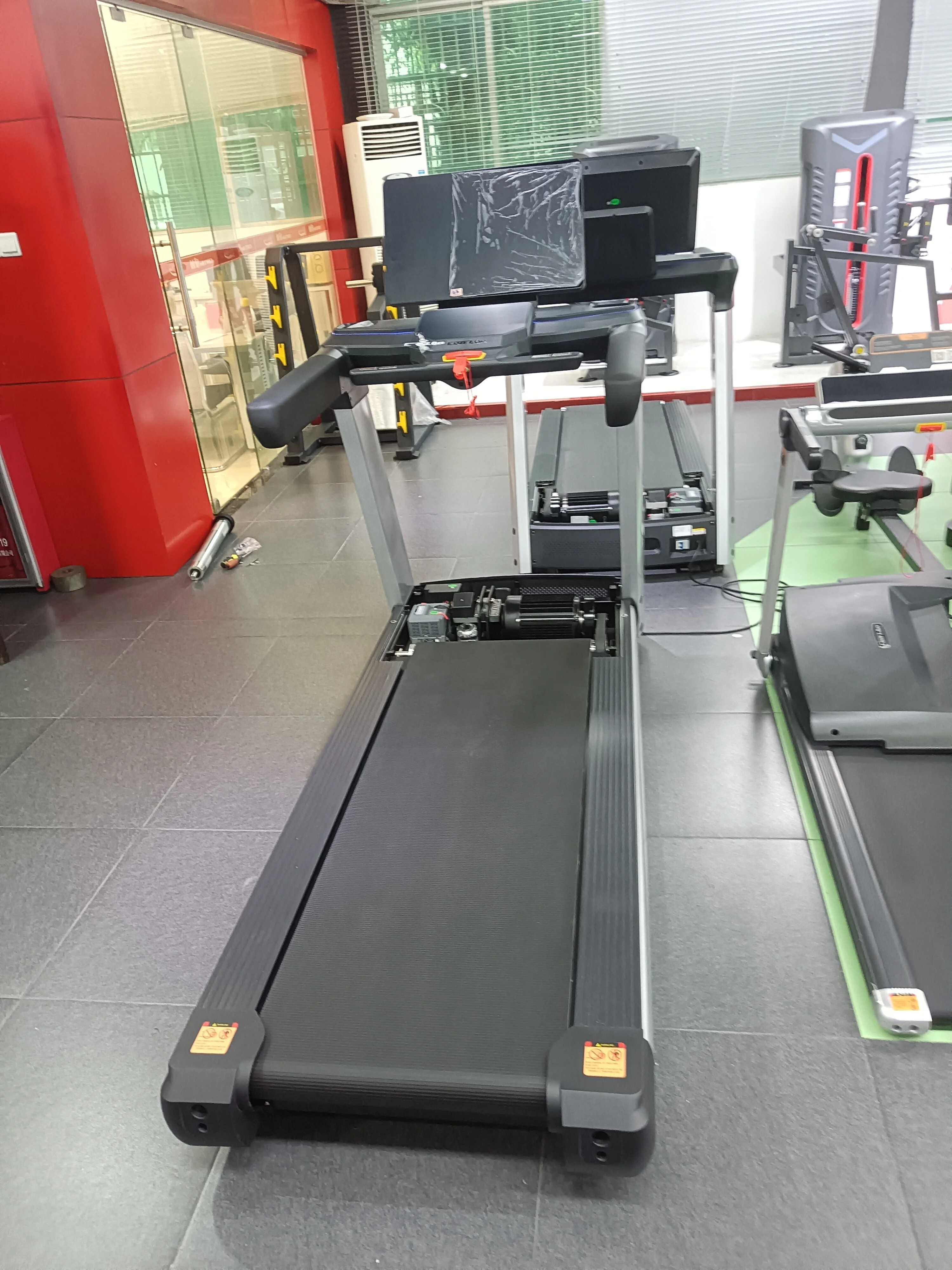 New Design Luxury Electric Training Treadmill 5.5 HP Commercial Gym Equipment Heart Rate Monitor Motorized Power LCD Screen