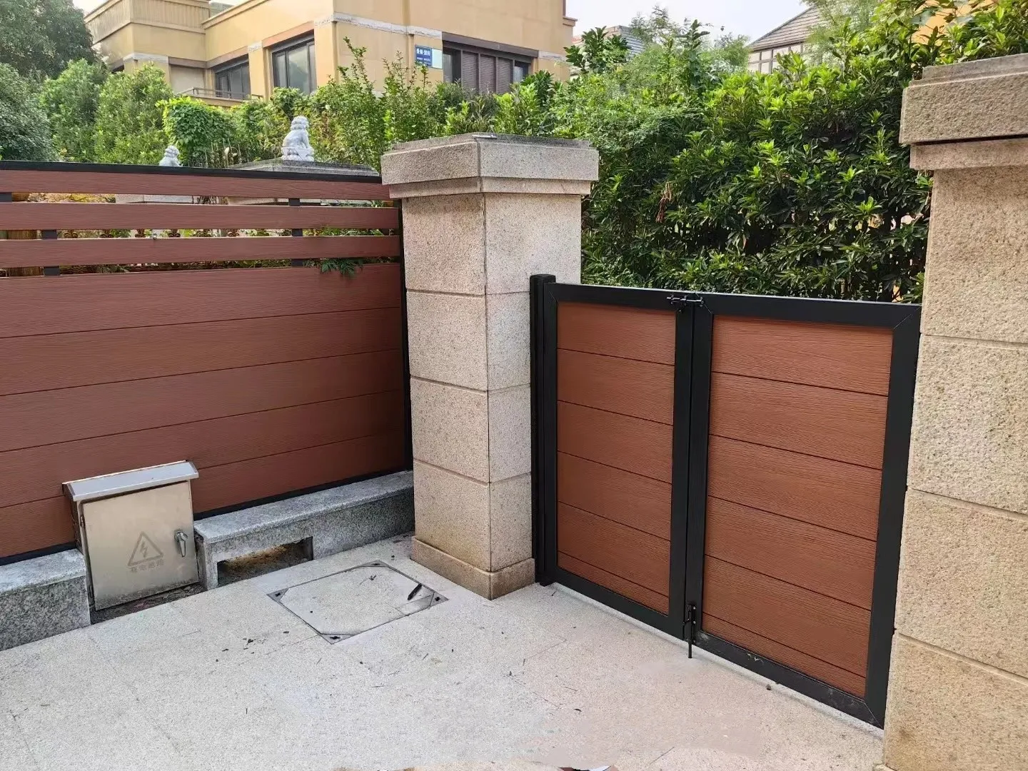 Modern Design High Quality Wood Plastic Composite Aluminum Post Waterproof Garden Fence for Hotel Wall Mounted