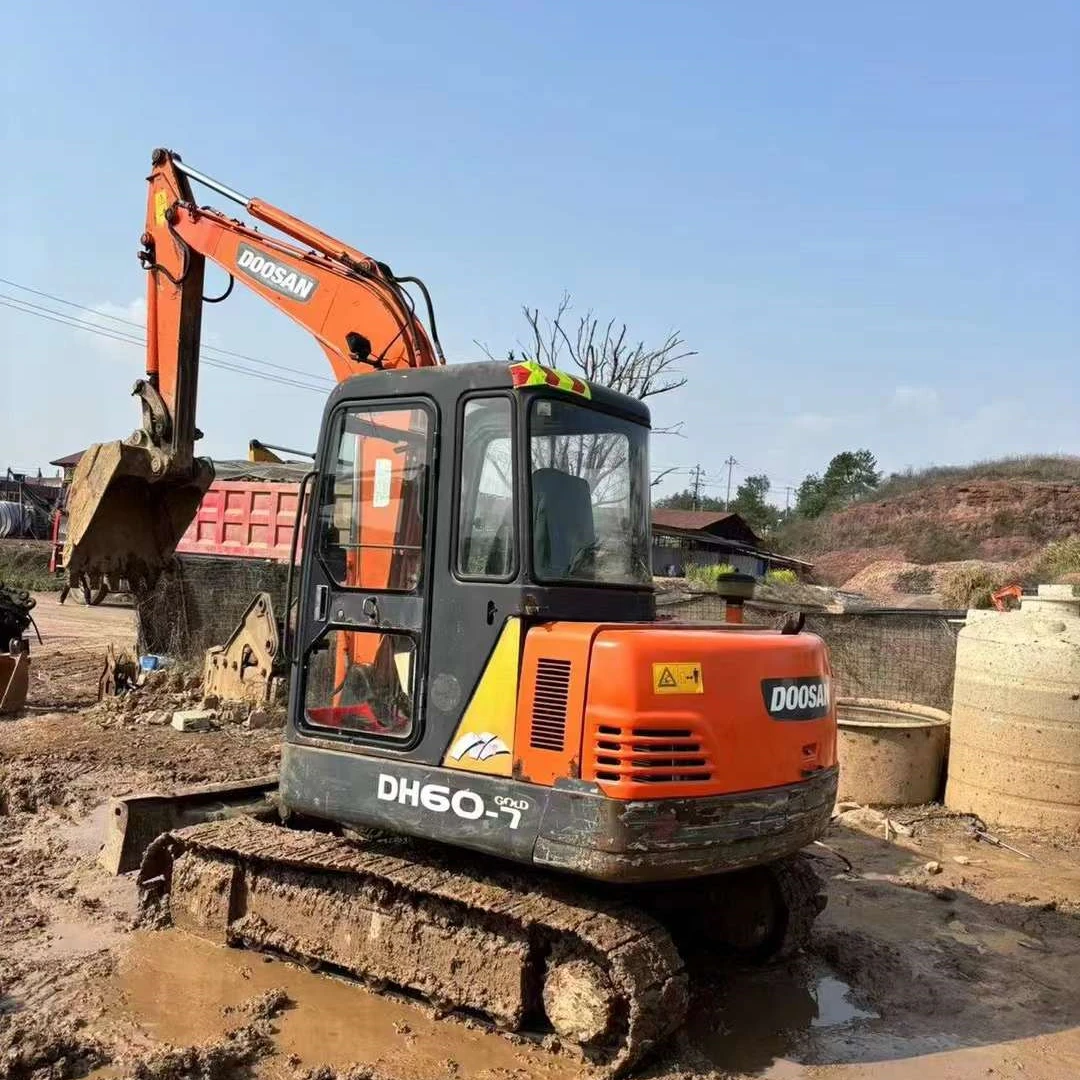 Первоклассный гидравлический экскаватор Doosan DH60 Gold б/у