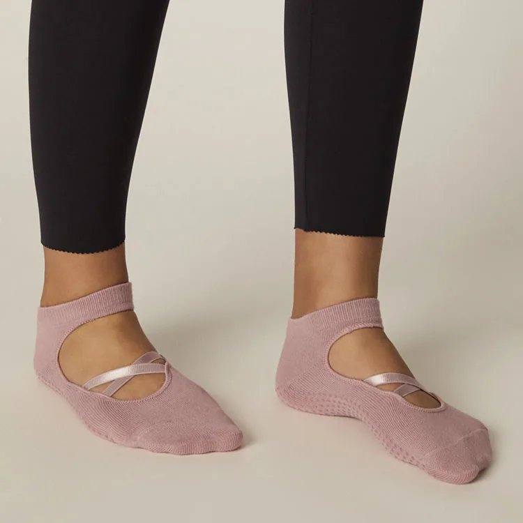 
Quality Guarantee Stylish popular anti slip hot pilates grip yoga socks 