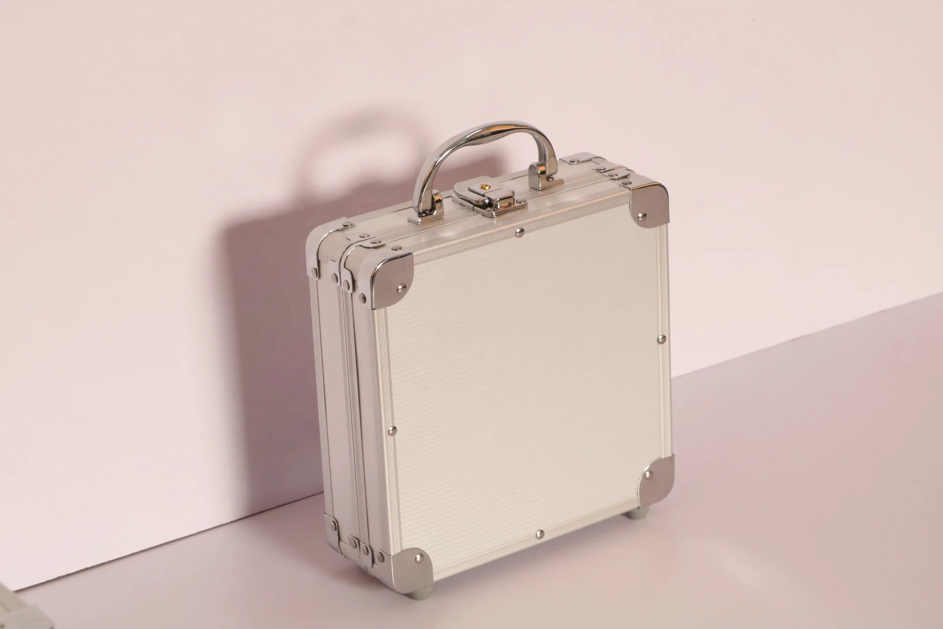 new arrival aluminum poker case chip case with customized sizes From Manufacturer Winxtan Foshan,Guangdong,China