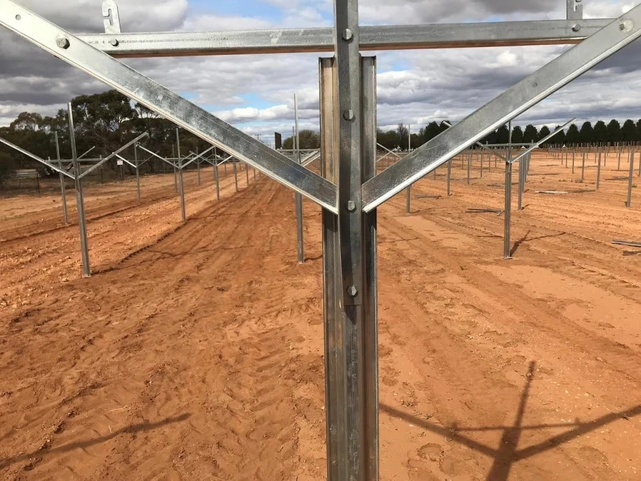 Factory price supply galvanized steel table grape gable vineyard trellis post system with all accessories