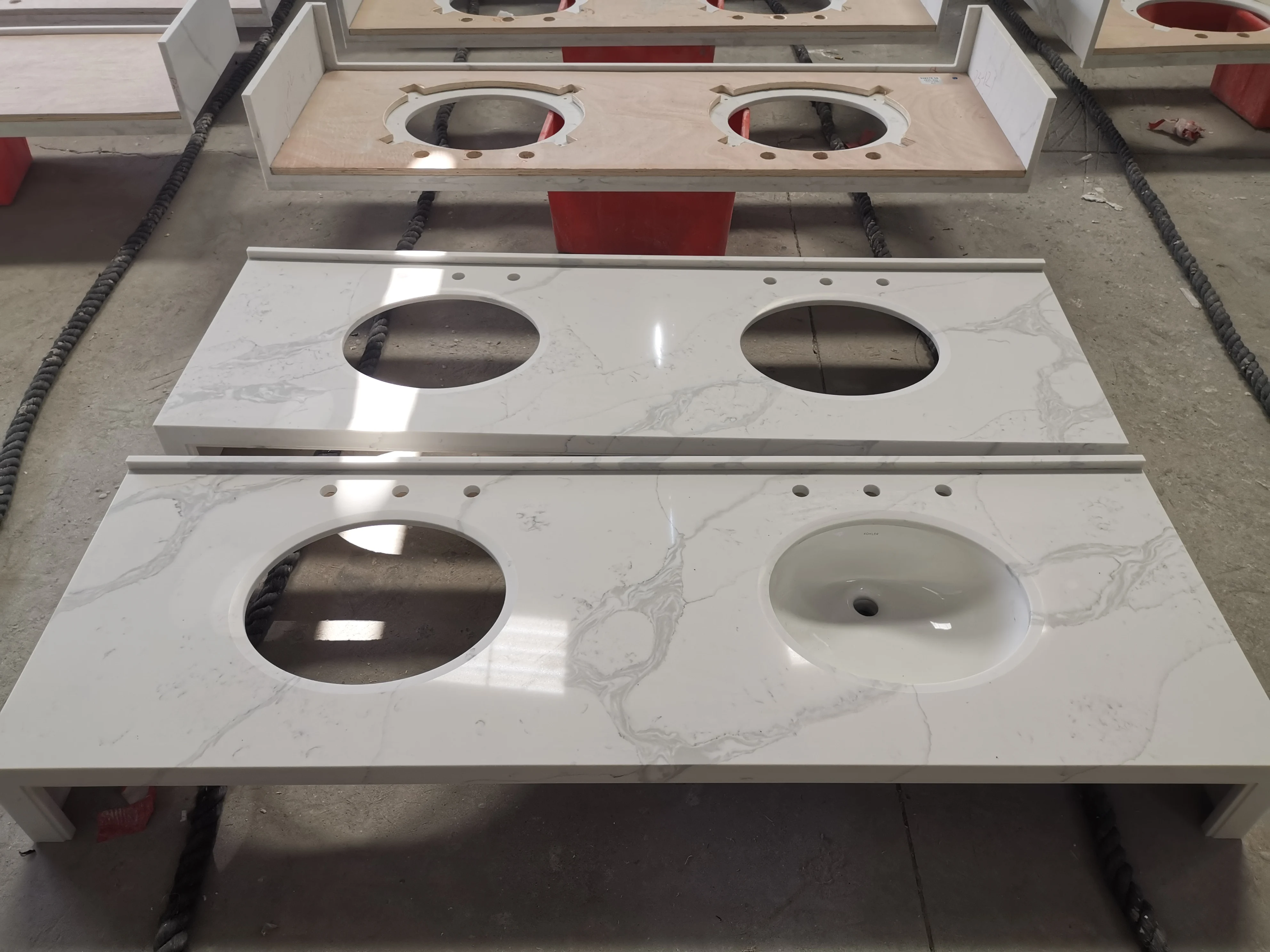 TMZ OEM/ODM Quarzo losa предварительно вырезанные кварцевые столешницы Calcatta белые для гостиничных проектов