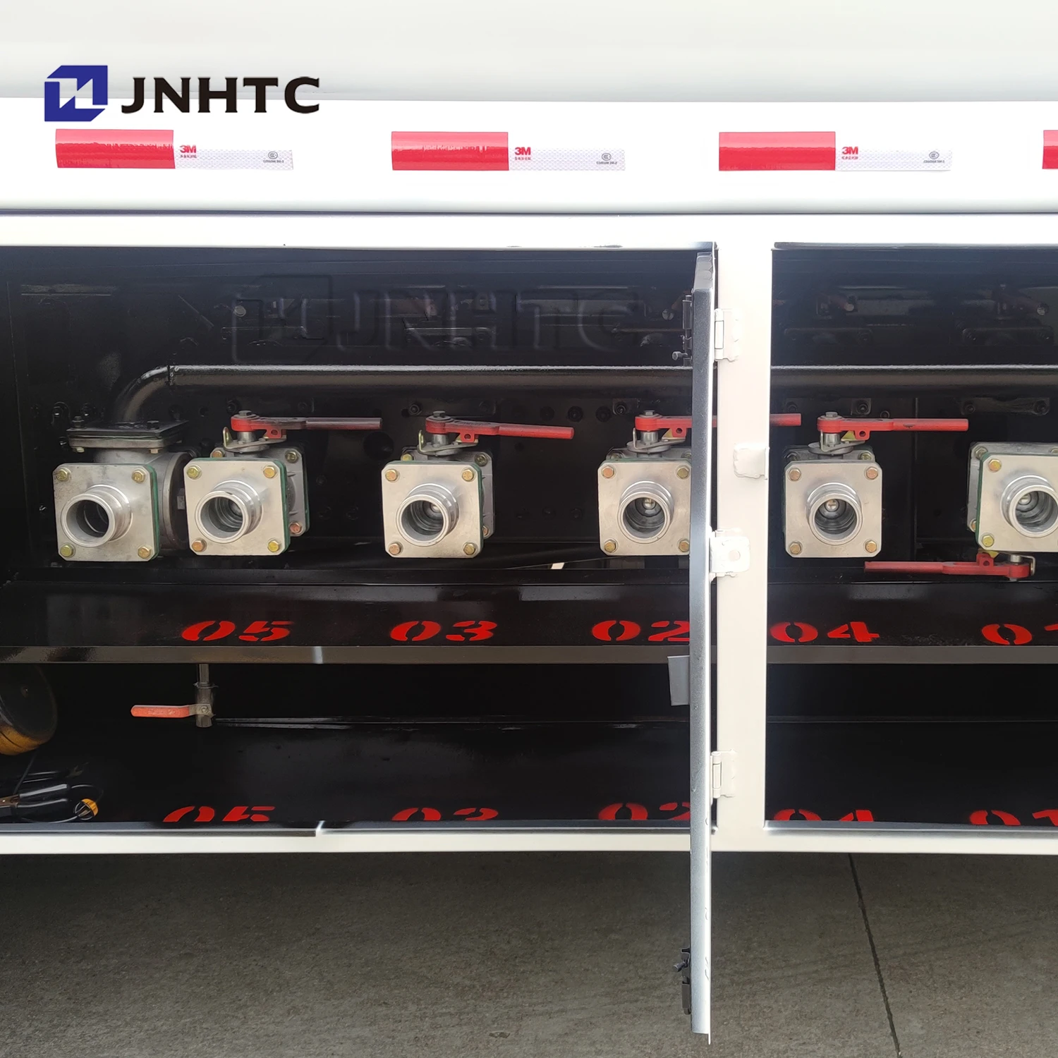 Sinotruk HOWO 6X4 Oil Fuel Tanker Truck 20000 Liters with 5 Compartments 340HP