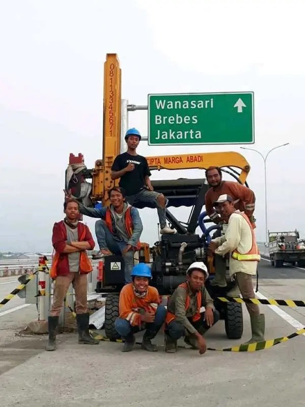 Highway guardrail construction small piling equipment hydraulic hammer micro pile driver