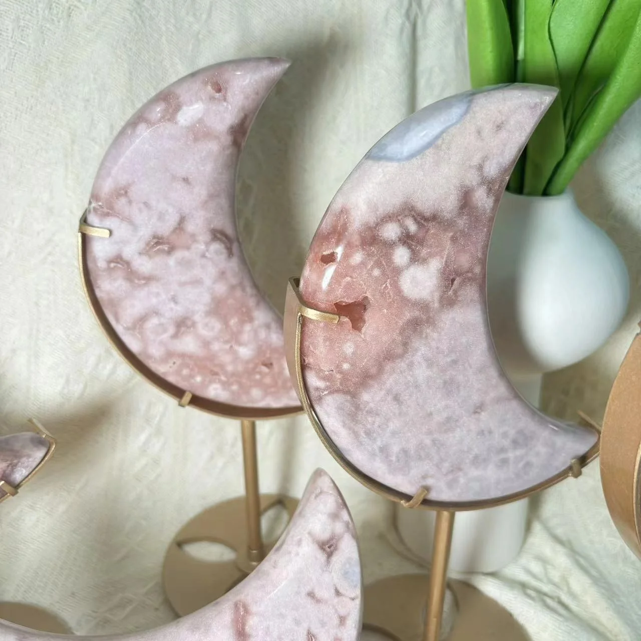 High Quality Natural Pink Amethyst Stones Wholesale Caved Crystal Healing Moon Carving Pink Amethyst Moon For Decoration