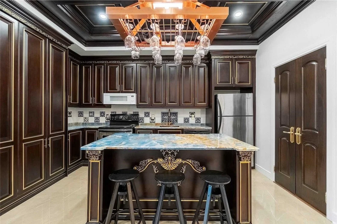 Factory Customized Solid Wood Rustic Modular Medium Island Kitchen Furniture Cabinet Design