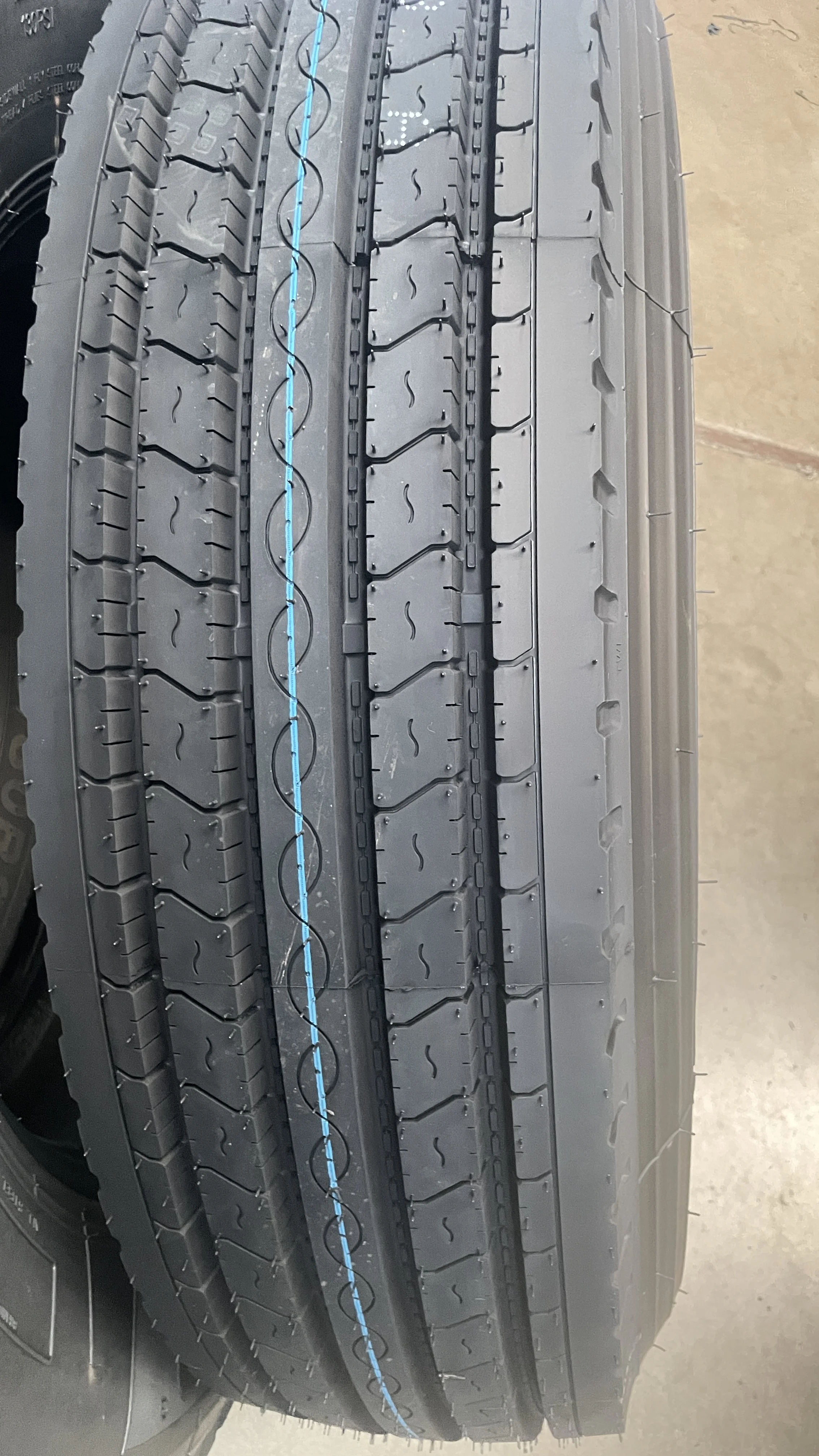 Chinese Factory direct sales Heavy Loader truck tyres 295/80R22.5 off the road tires TBR radial 295/80R22.5 315 70 17.5