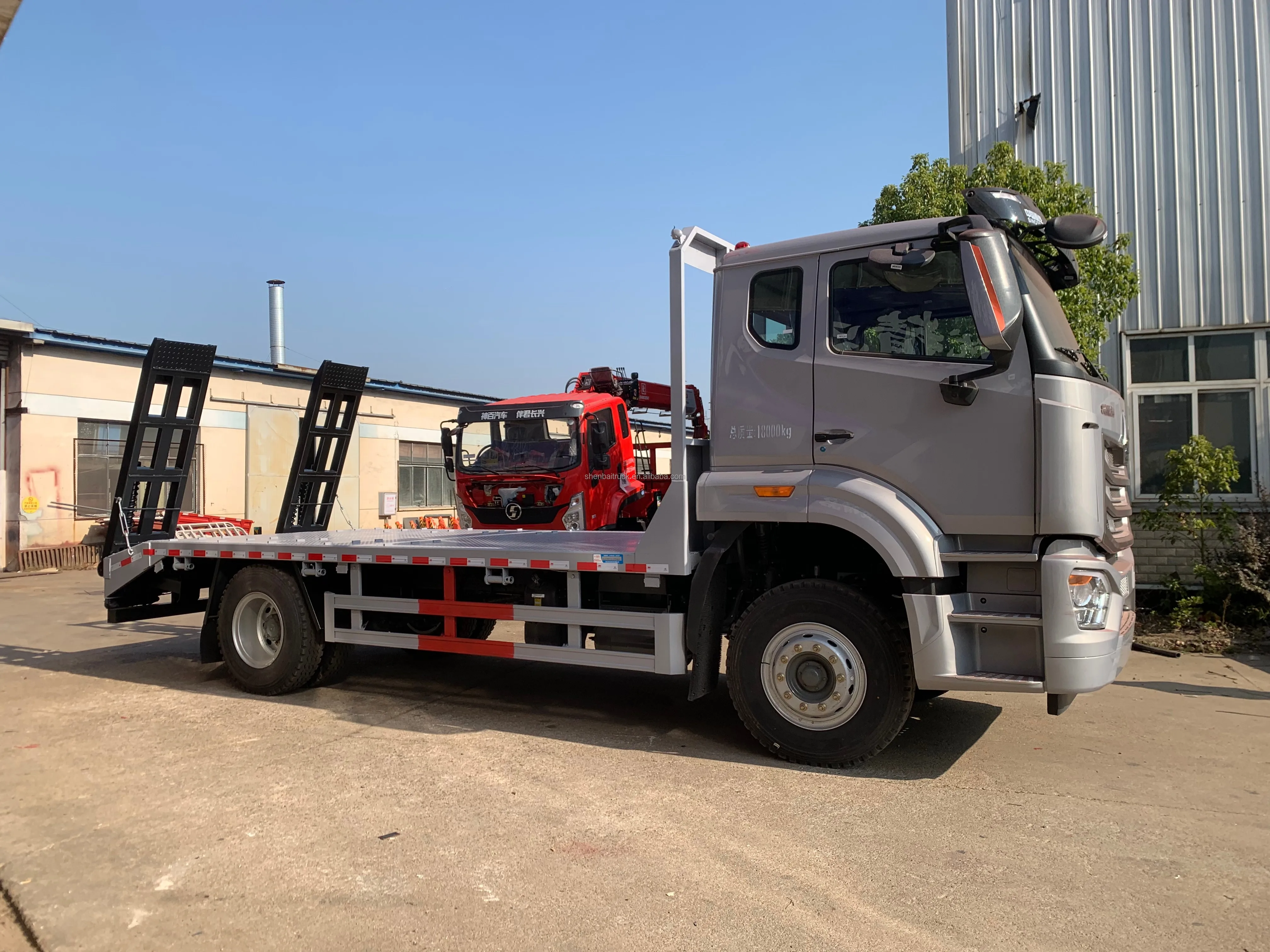 Sinotruk Howo 4x2 бортовой грузовик с рампой лестница низкая транспорт для продажи