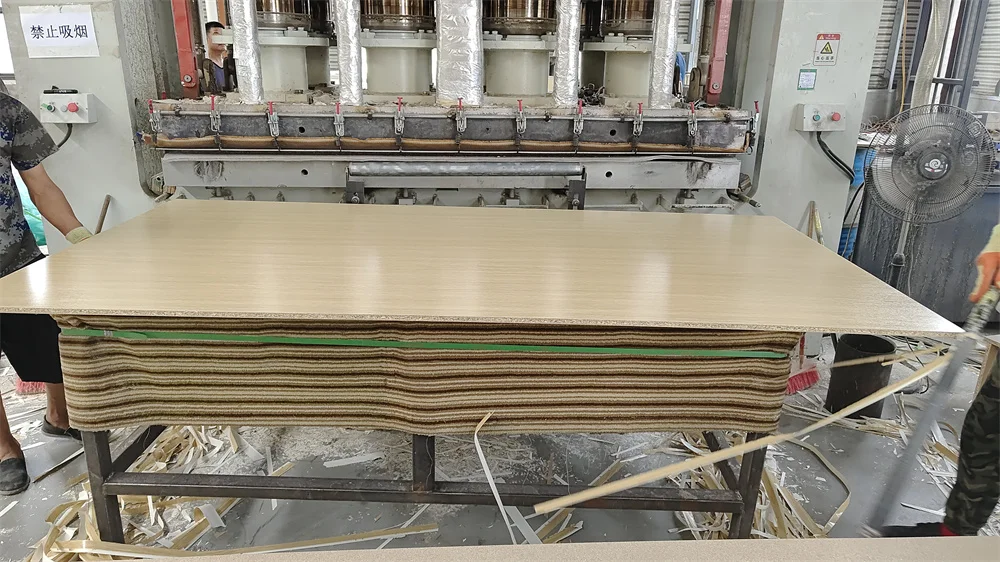 2100*2800 18mm Raw or Melamine Faced Chipboard Laminated Particle Board