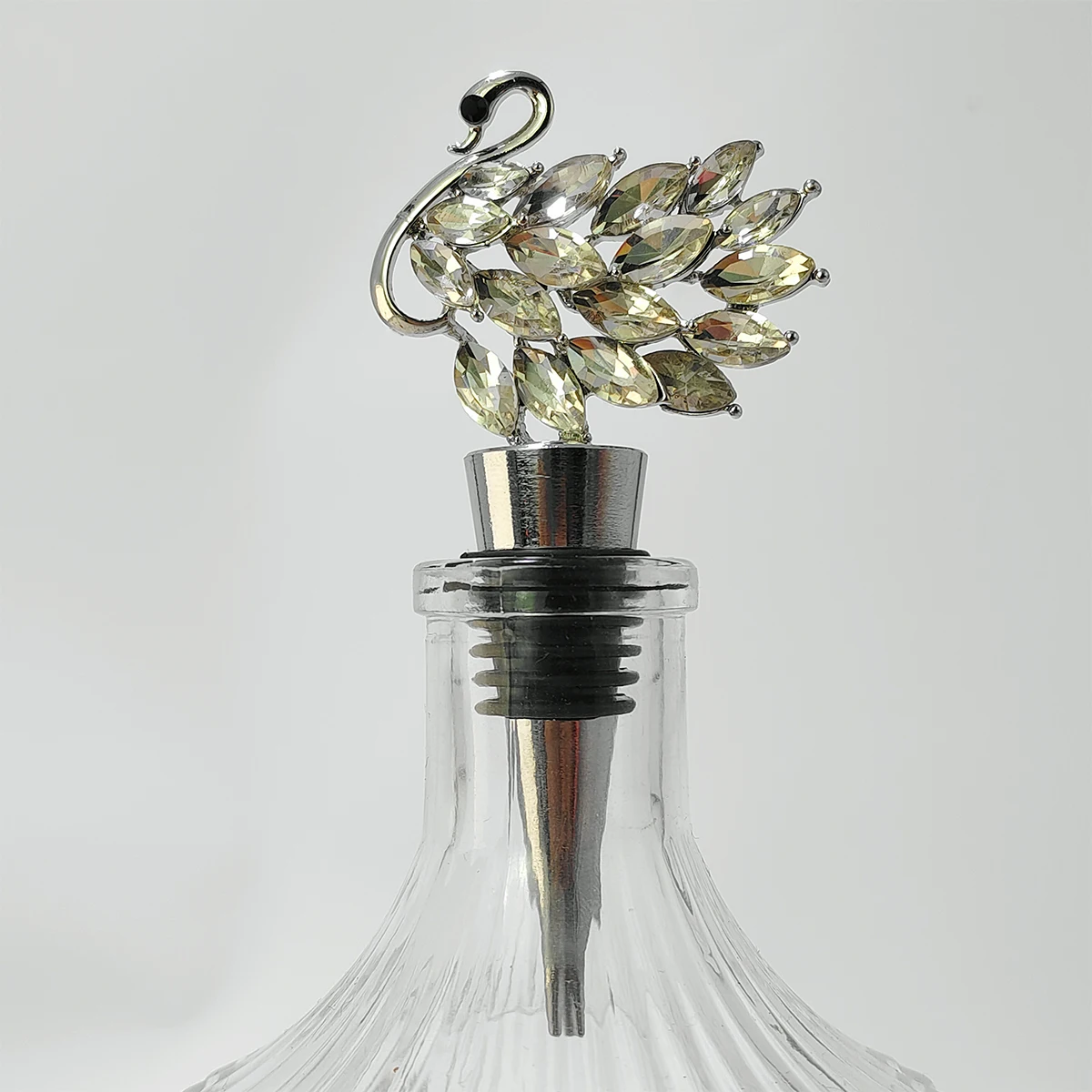 Manufacture Wholesale Silver Swan Diamond Metal Vacuum Mini Stopper Wine Tequila Whisky Vodka Cap
