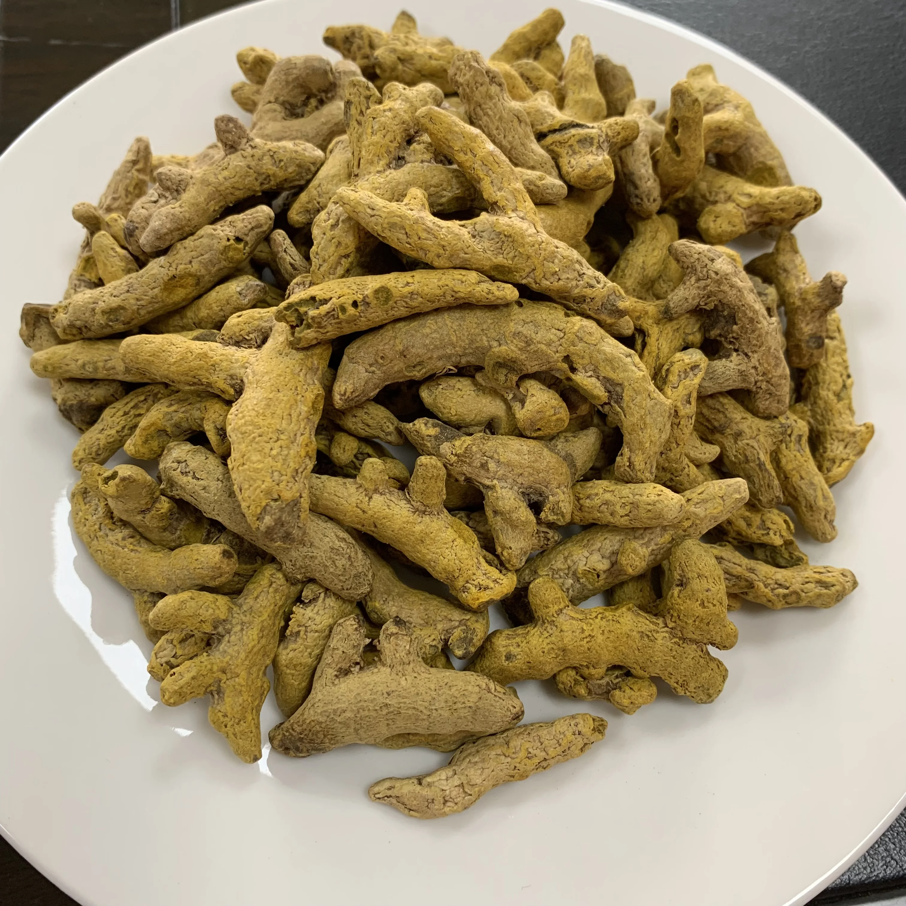 Полностью высушенная куркума для специй и
