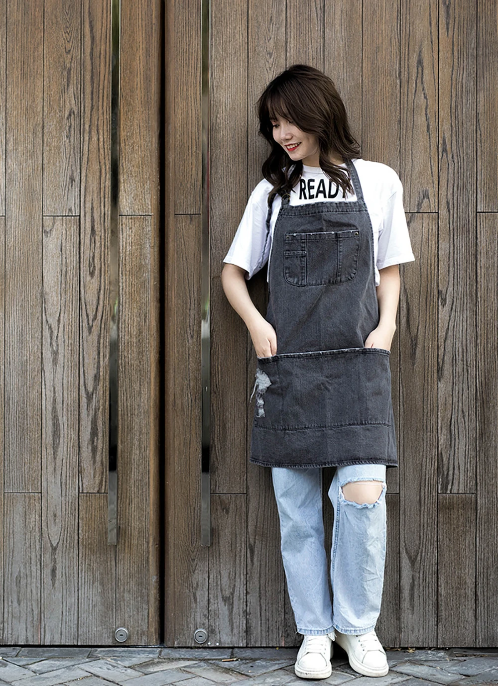 
Wholesale Korea Style Personality Denim Apron Office Studio Gourmet Waiter Apron With Pocket 