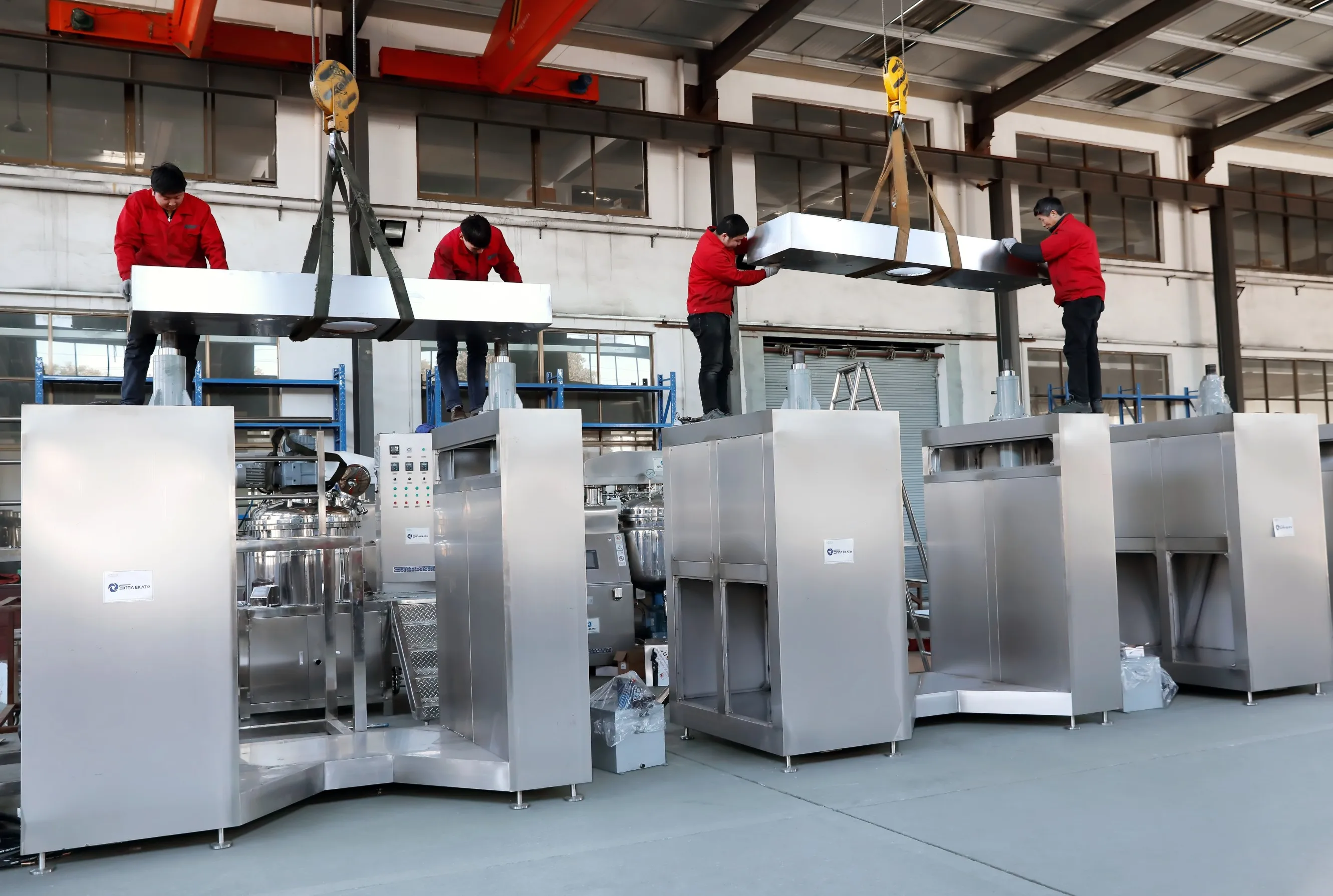 Factory price 200L hydraulic lifting Vacuum Emulsifying mixer liquid soap making machine cosmetic detergent