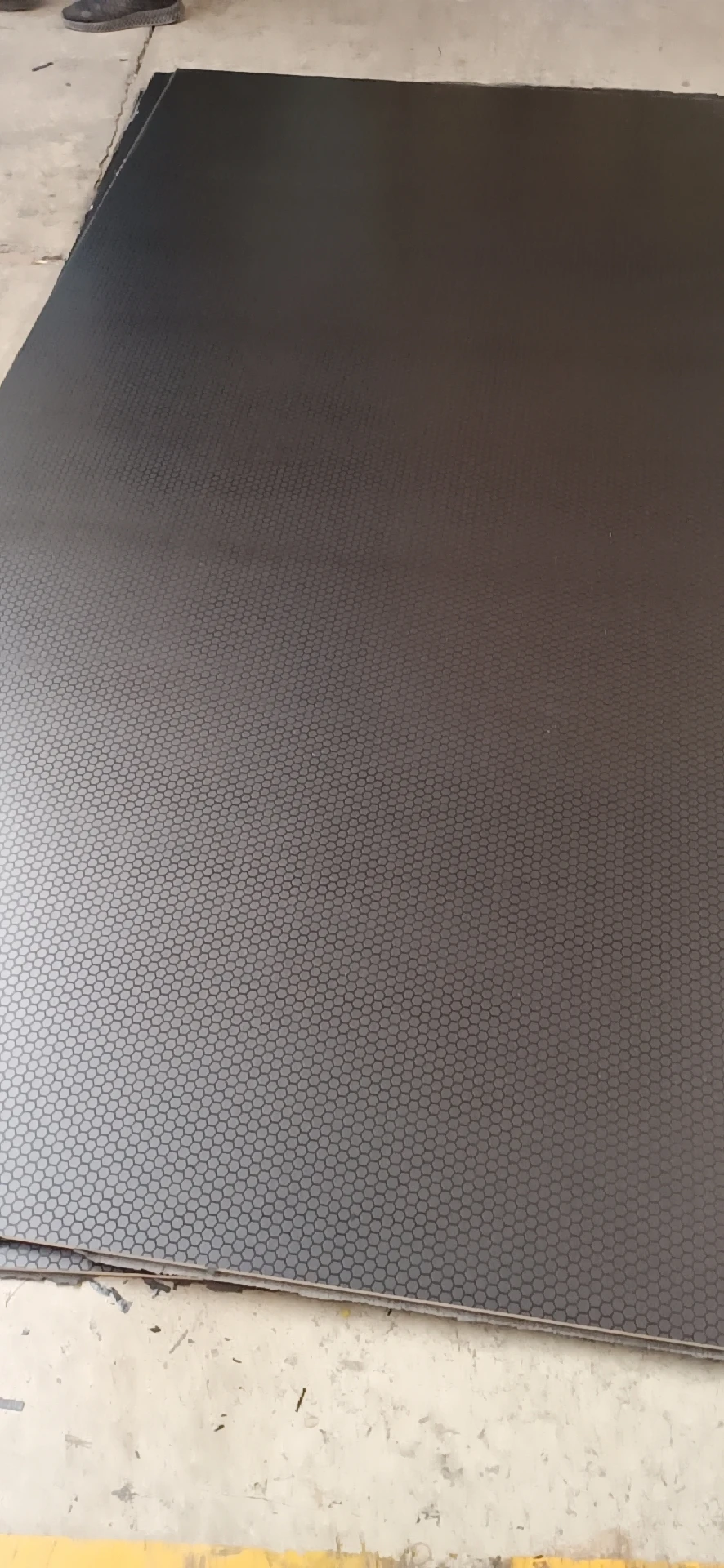 18mm Hexagonal form birch core plywood 6 sided black anti-slip film faced plywood