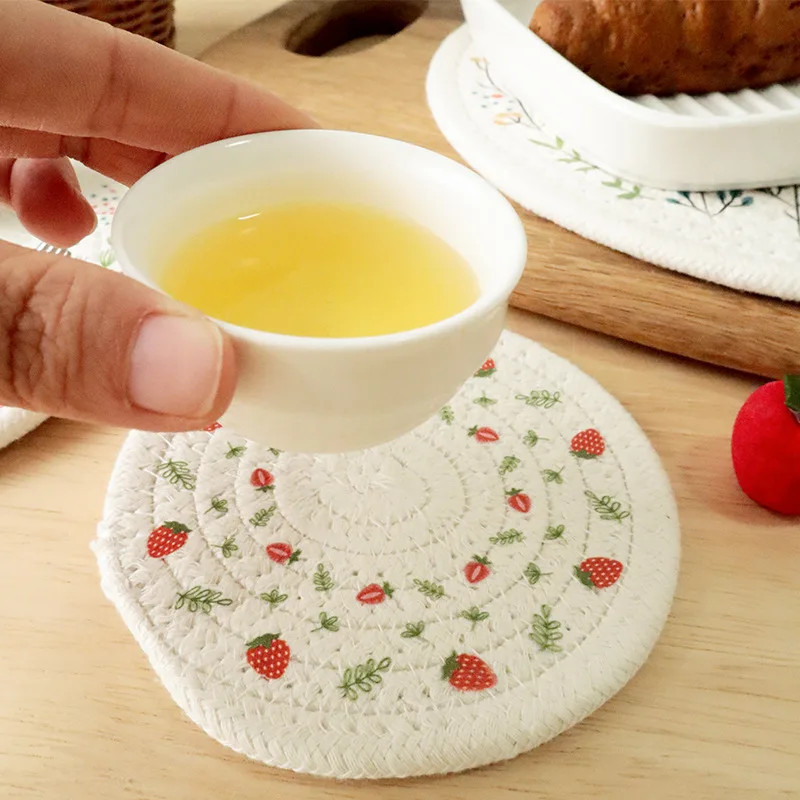 Japanese Printed Strawberry round Woven Cotton Insulated Placemats and Plate Mats Insulated Tea Coasters